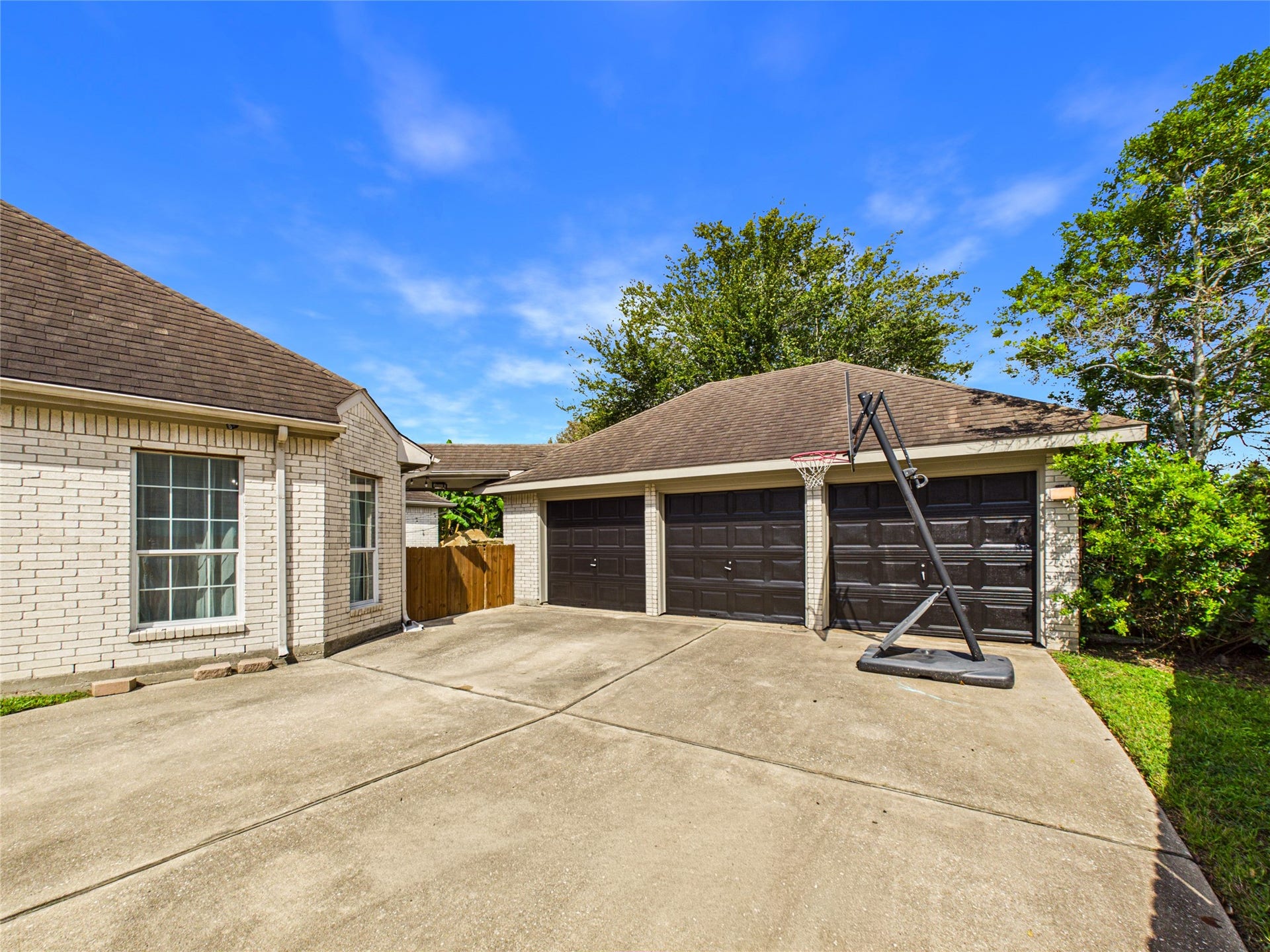 2876 Love Lane, Friendswood, TX 77546 Long driveway with 3 car garage.