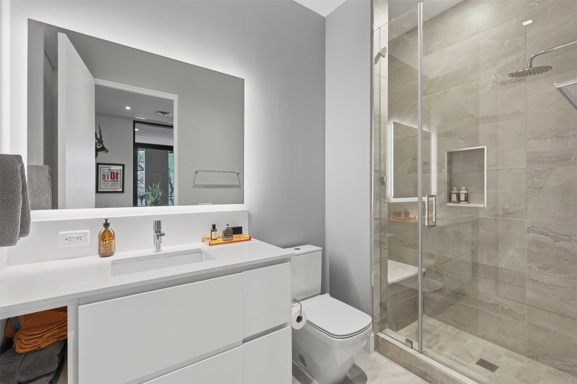 2710 Steel Street, #405, Houston, TX 77098 En-suite bathroom.