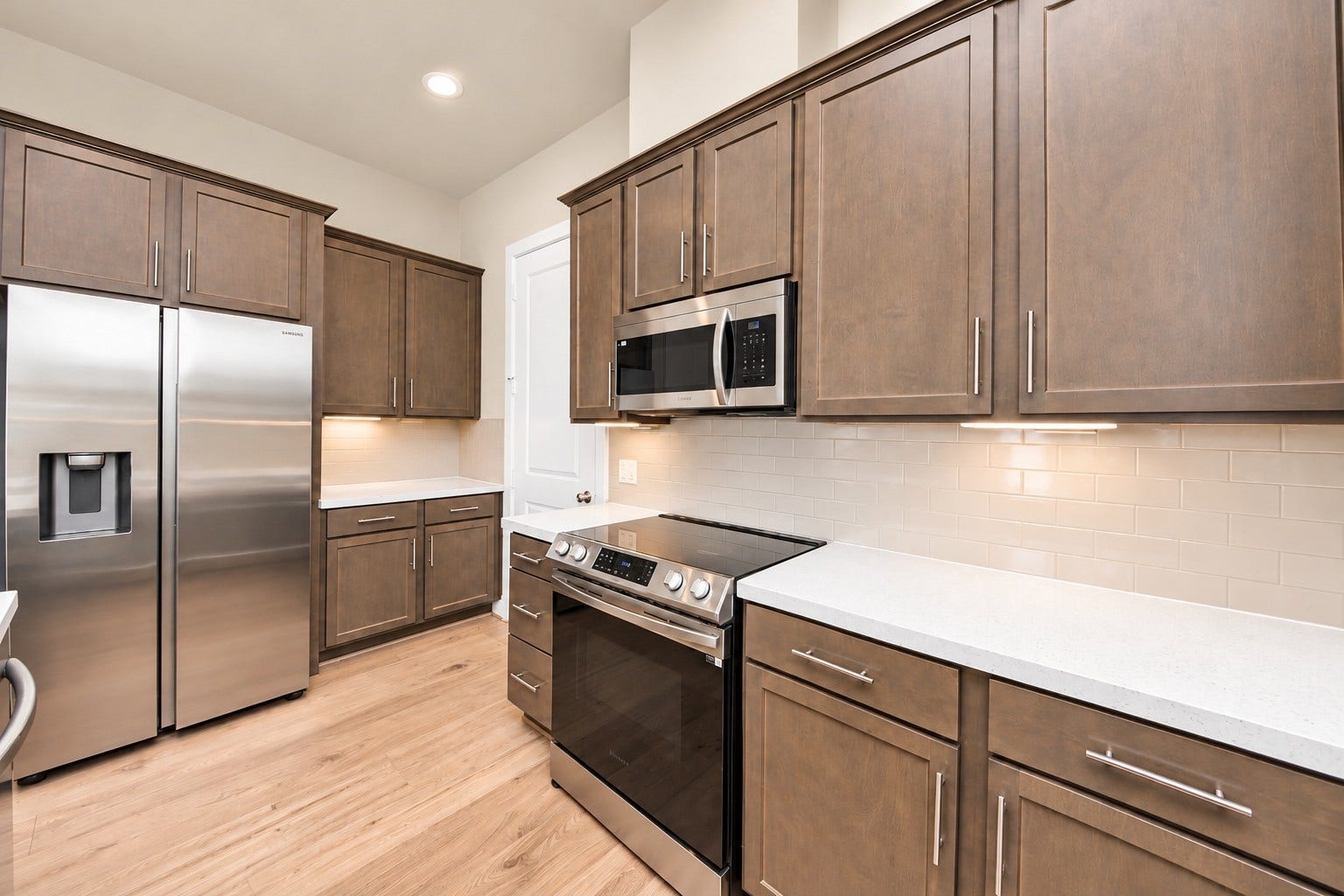 5908 Jasper Jones Way, Houston, TX 77091 Door leads to the 2-car garage.
