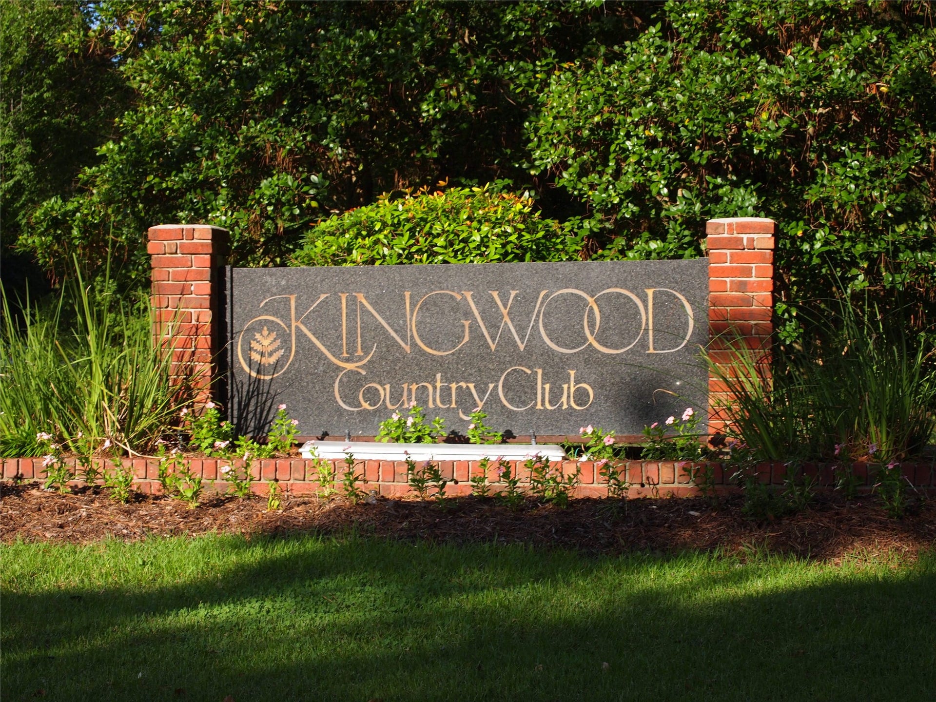 5530 Regal Landing Drive, Kingwood, TX 77345 Nearby Kingwood Country Club offers golf, tennis, pickleball and a fitness center.