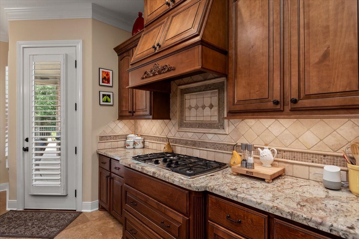 5530 Regal Landing Drive, Kingwood, TX 77345 Notice the undercabinet lighting, pot and pan drawers and the 5-burner gas cooktop.