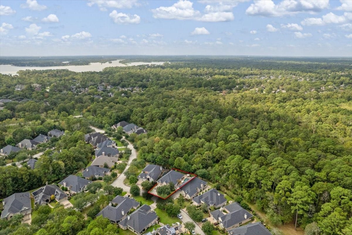 5530 Regal Landing Drive, Kingwood, TX 77345 Location, location, location!- Royal Shores patio homes continue to attract buyers who want it all.