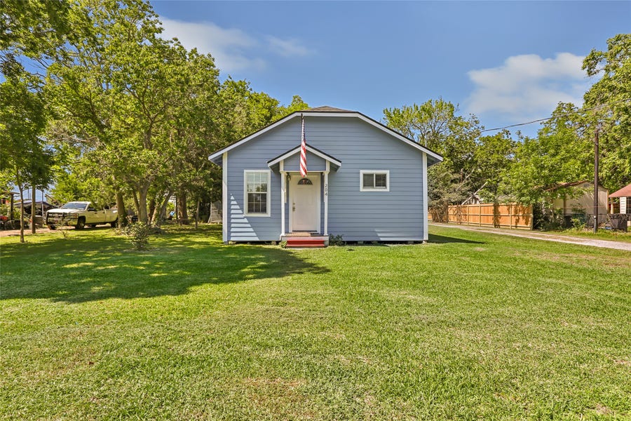 Property photo for 204 Kerry Road, Highlands, TX