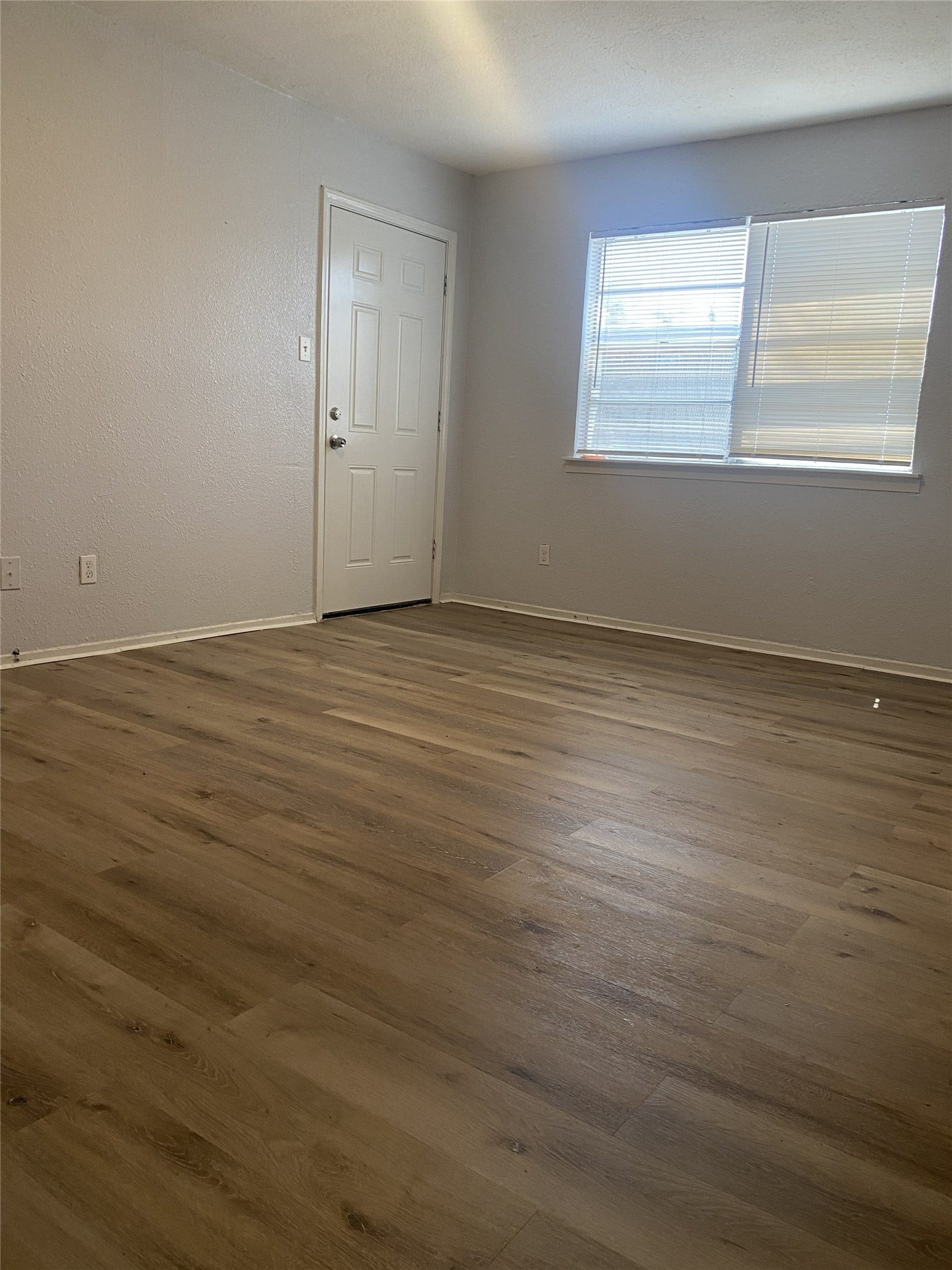 9100 Dodson St, #21, Houston, TX 77093 Plenty of light peering into this space