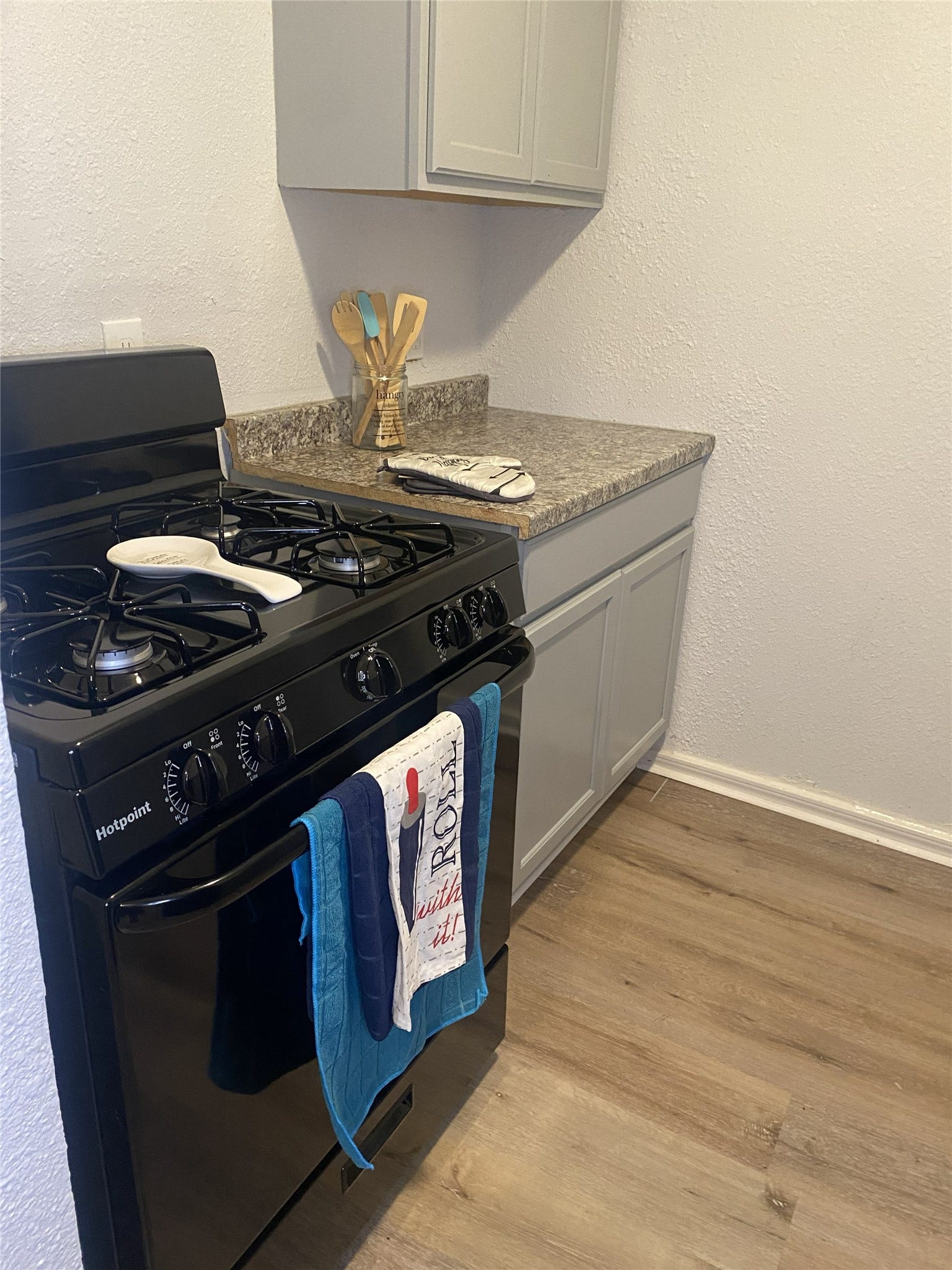 9100 Dodson St, #21, Houston, TX 77093 Gas Stove, Plenty of countertops and storage