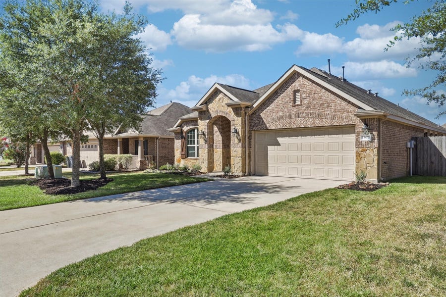 Property photo for 637 Maple Point Drive E, Conroe, TX
