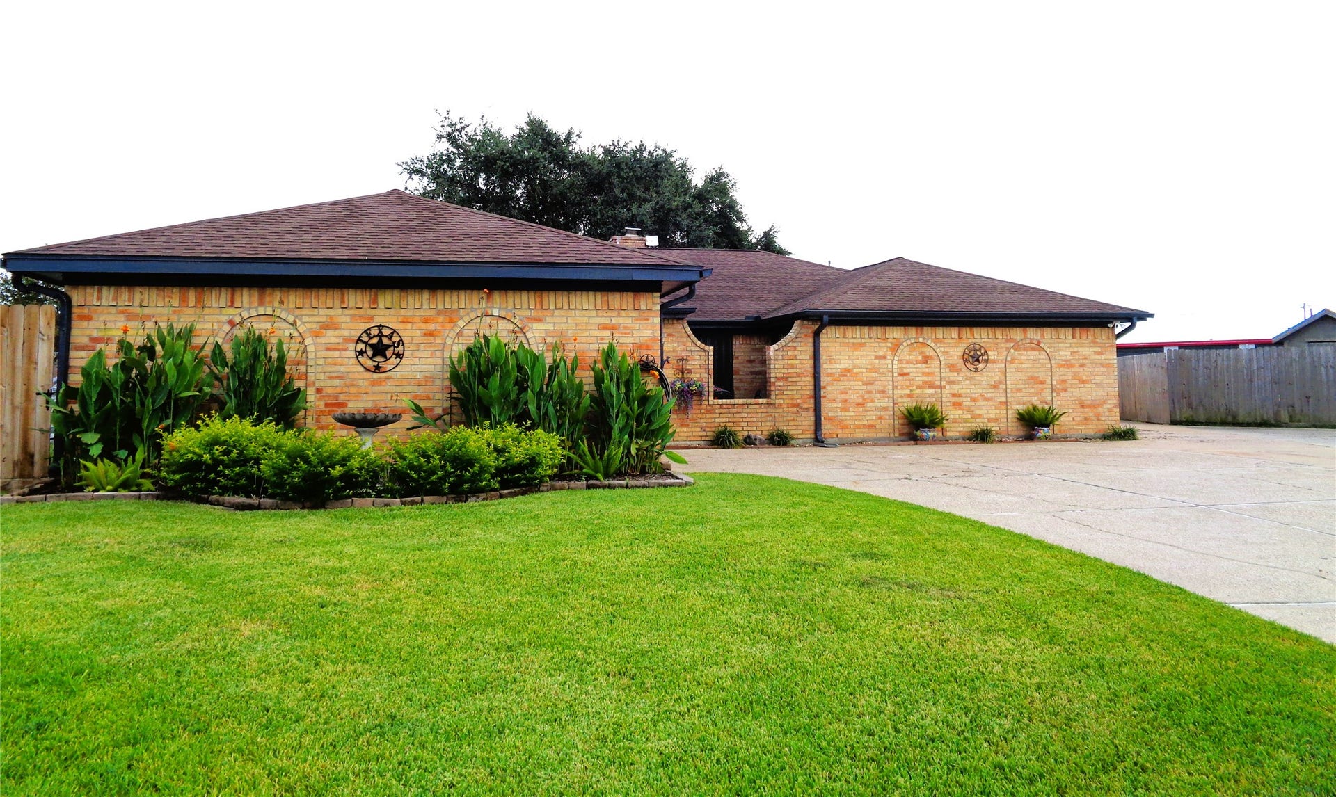 2502 20th Street N, Texas City, TX 77590 Home is located on a cul-de-sac in an established & secluded neighborhood