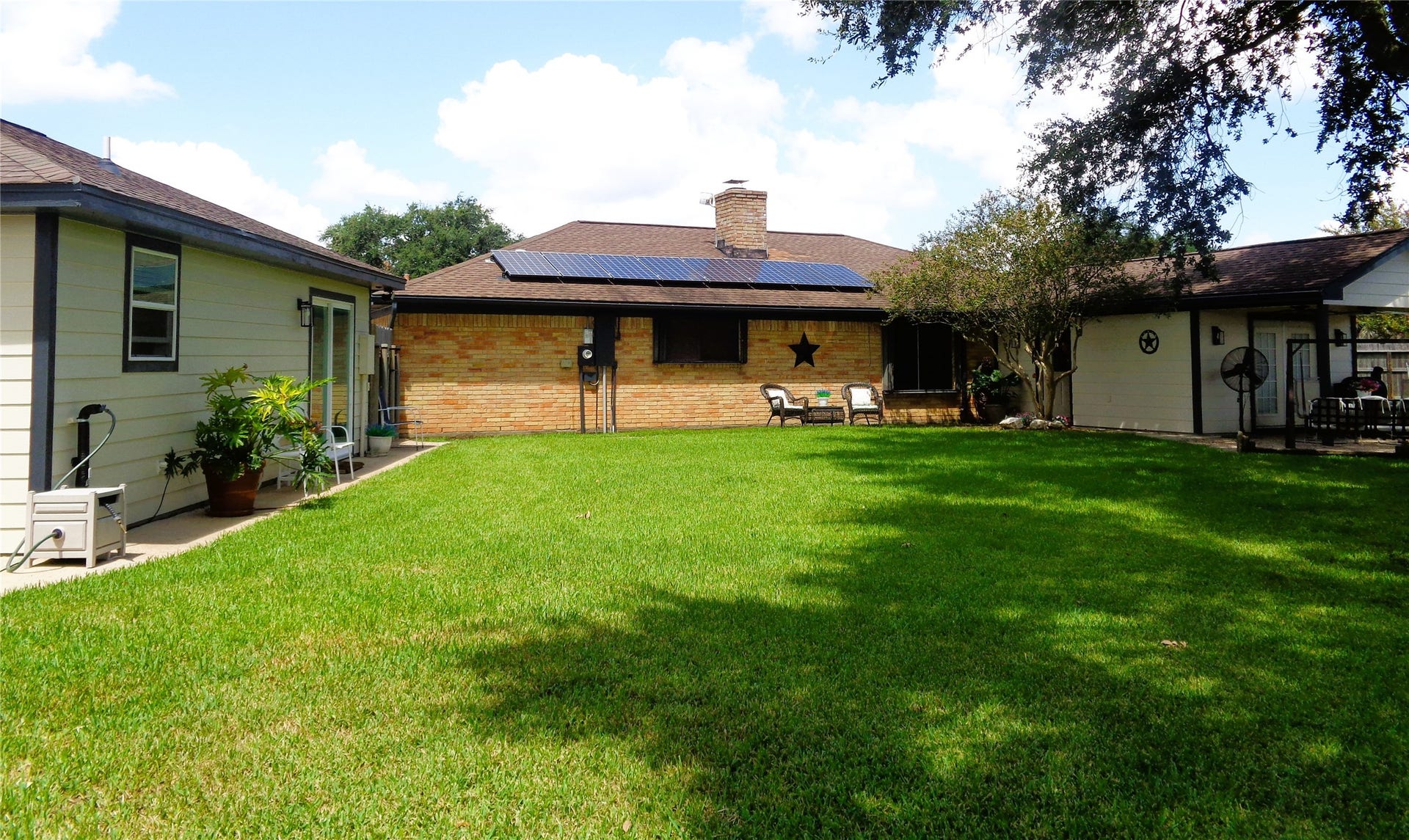 2502 20th Street N, Texas City, TX 77590 A serene layout of the back yard area. Plenty of room for projects or entertainment.