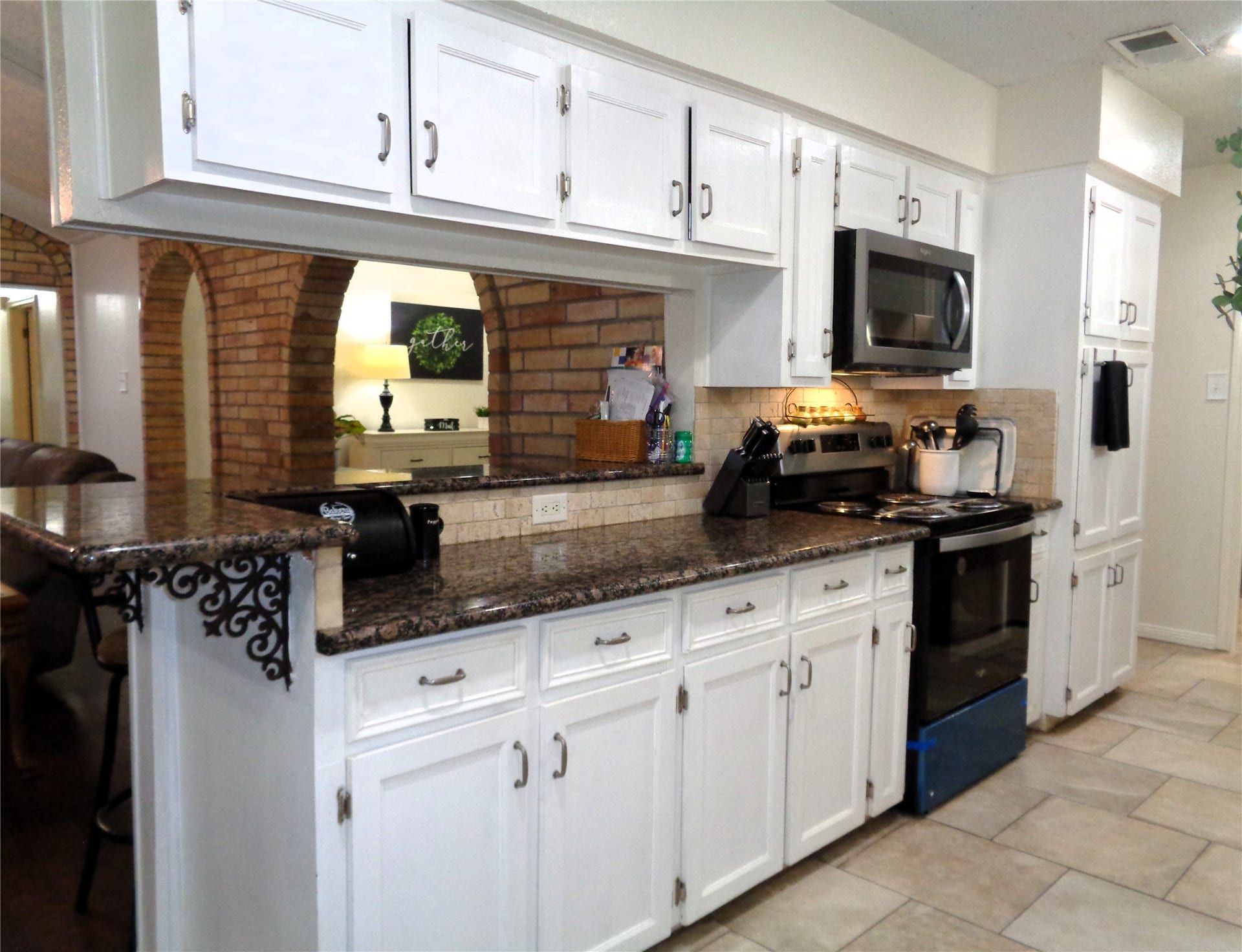 2502 20th Street N, Texas City, TX 77590 Plenty of food preperation space in this kitchen
