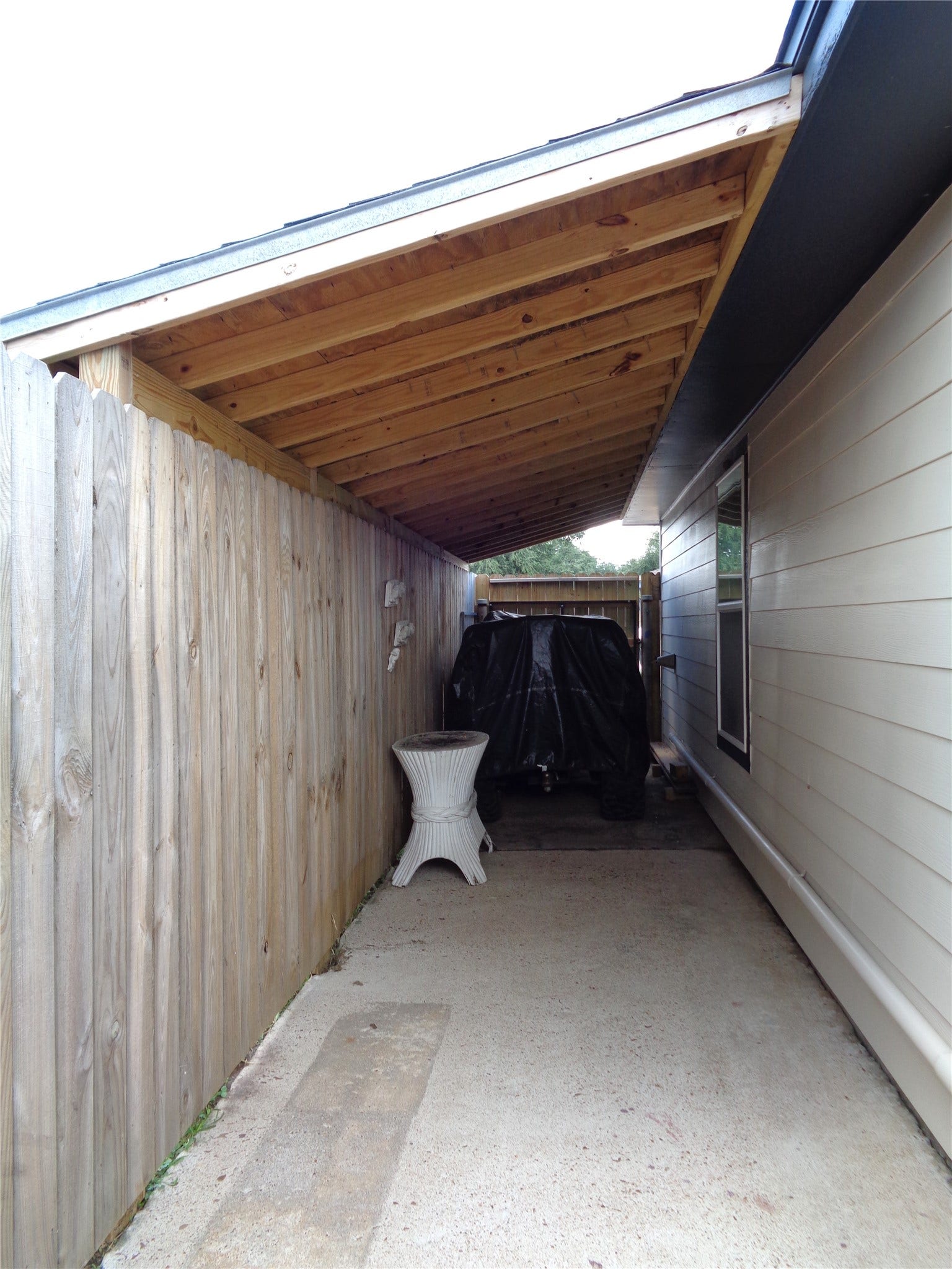 2502 20th Street N, Texas City, TX 77590 Additional storage area for your yard tools, ladders, bikes, 4 wheelers, jet skis, etc...
Has a gate entrance on the front driveway side.