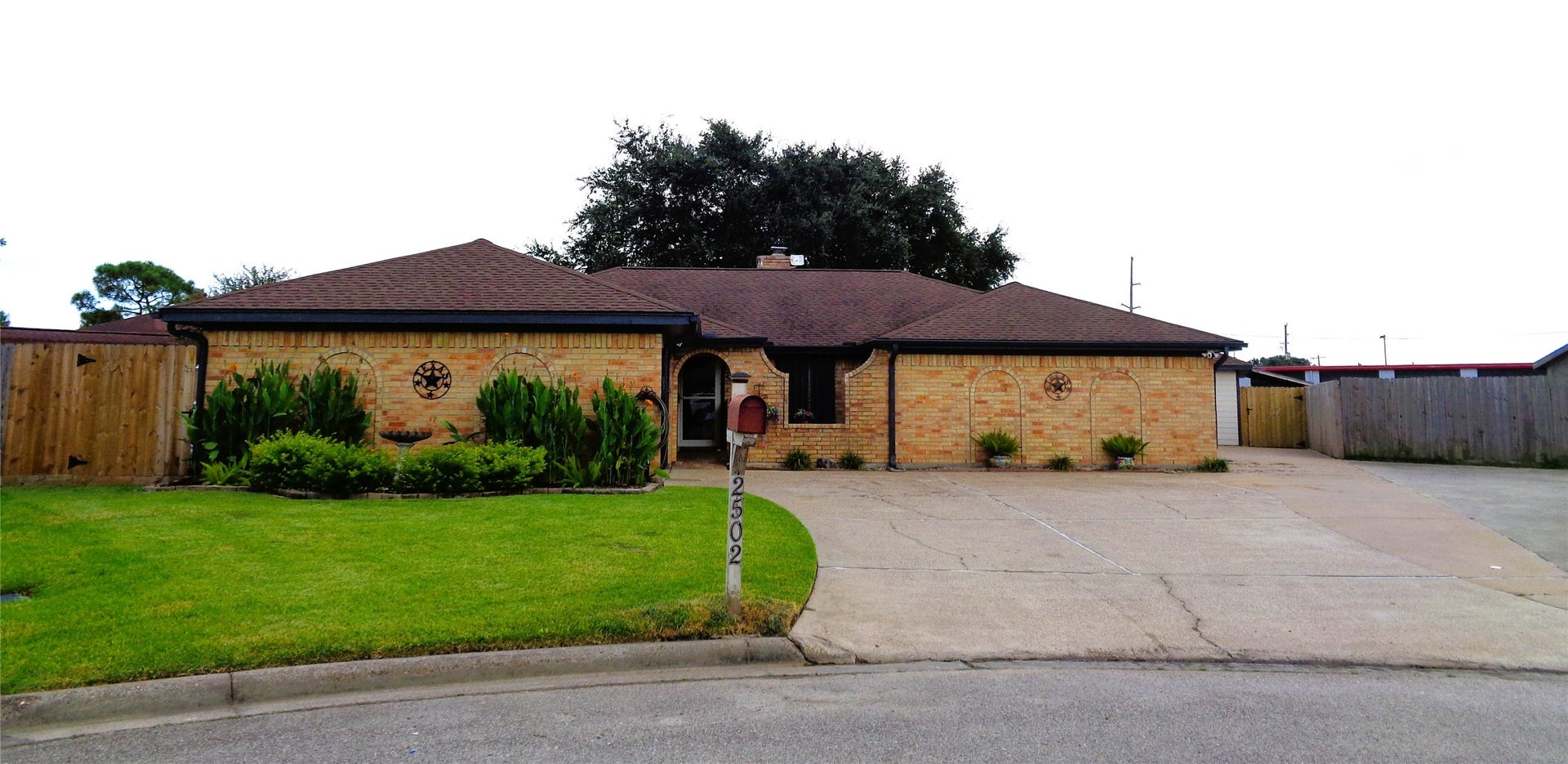 2502 20th Street N, Texas City, TX 77590 Plenty of parking space available