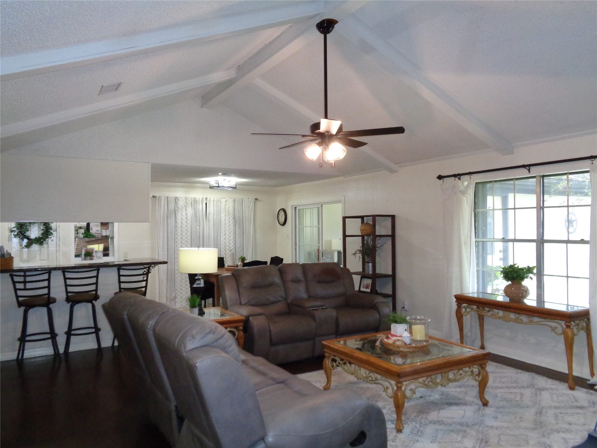 2502 20th Street N, Texas City, TX 77590 Enjoy all the natural lighting!