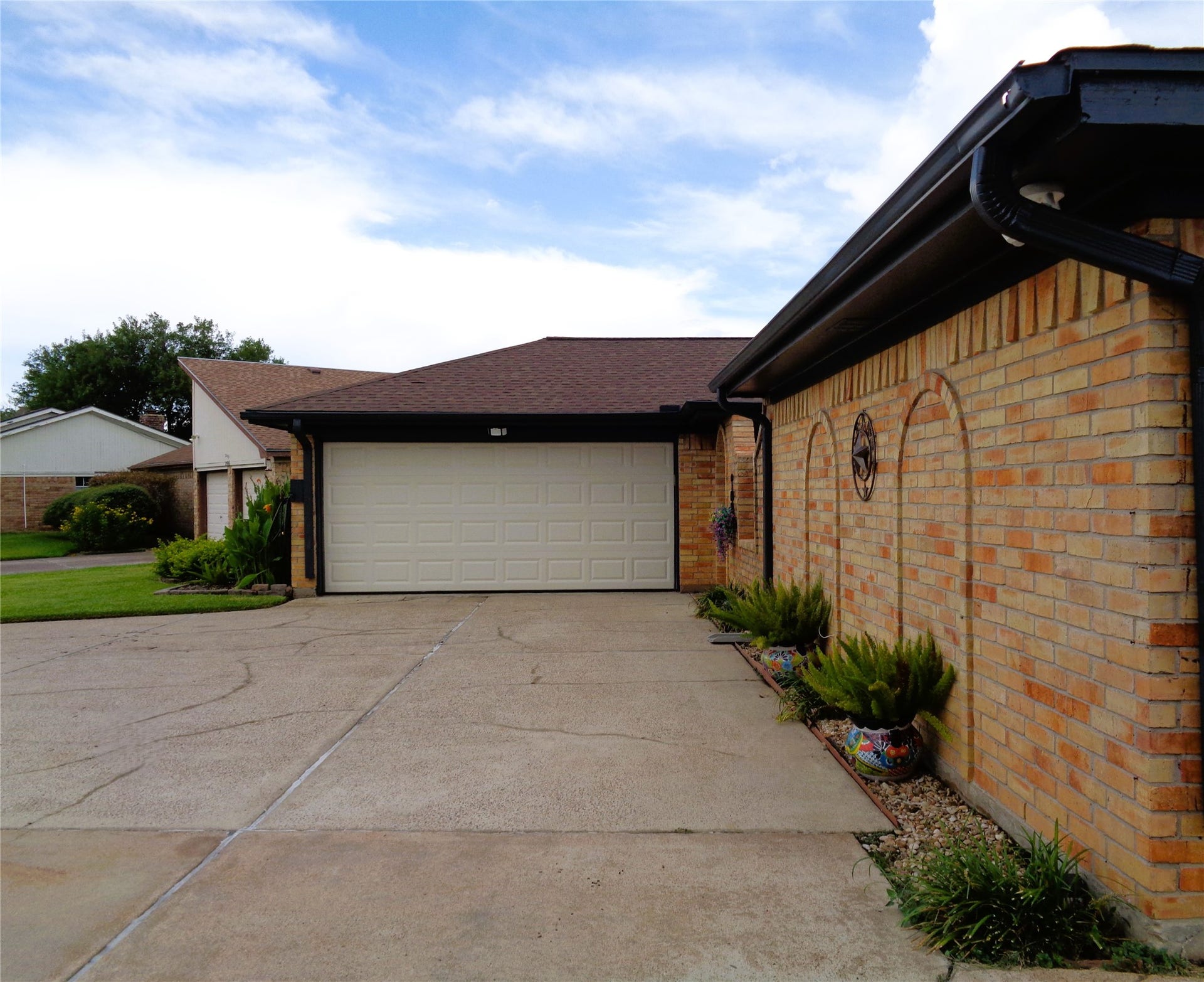2502 20th Street N, Texas City, TX 77590 2 car attached garage with auto garage door opener and keypad for convenience.
