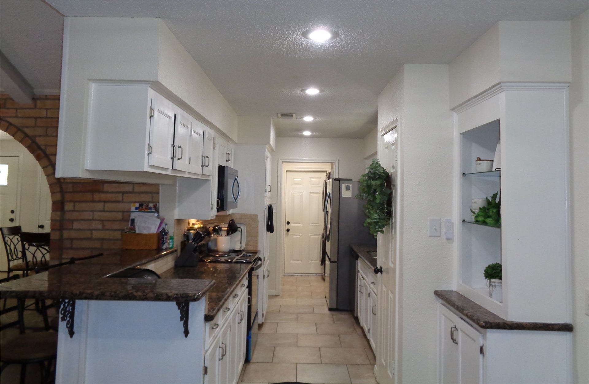 2502 20th Street N, Texas City, TX 77590 Nice breakfast bar with granite countertops