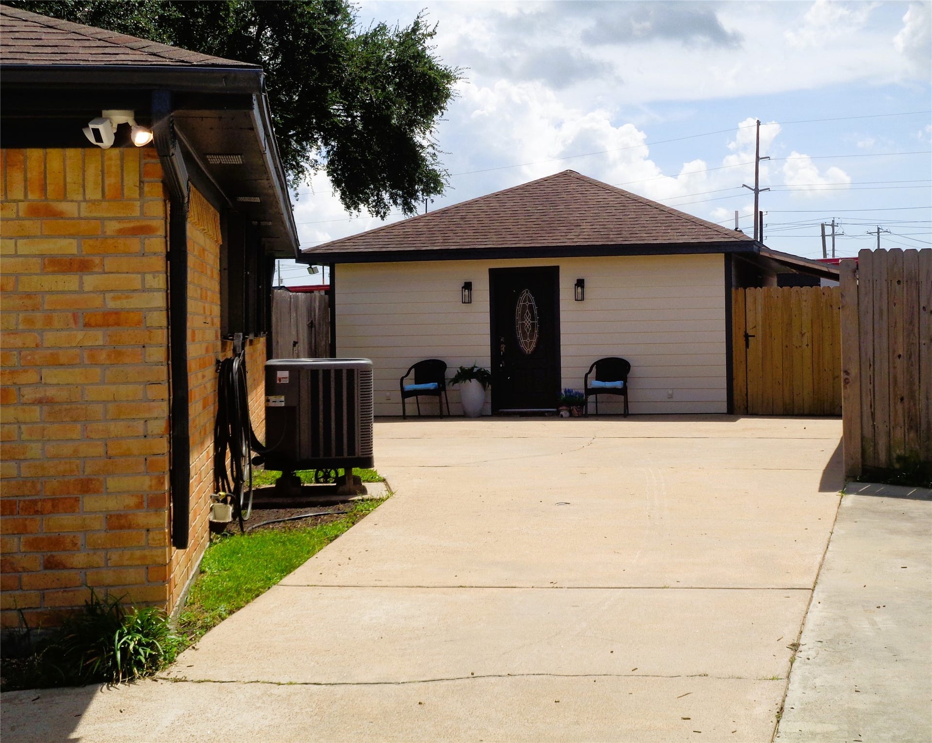 2502 20th Street N, Texas City, TX 77590 Driveway leading to the 540 sqft cottage, SO CUTE! See add'l pics towards the bottom.