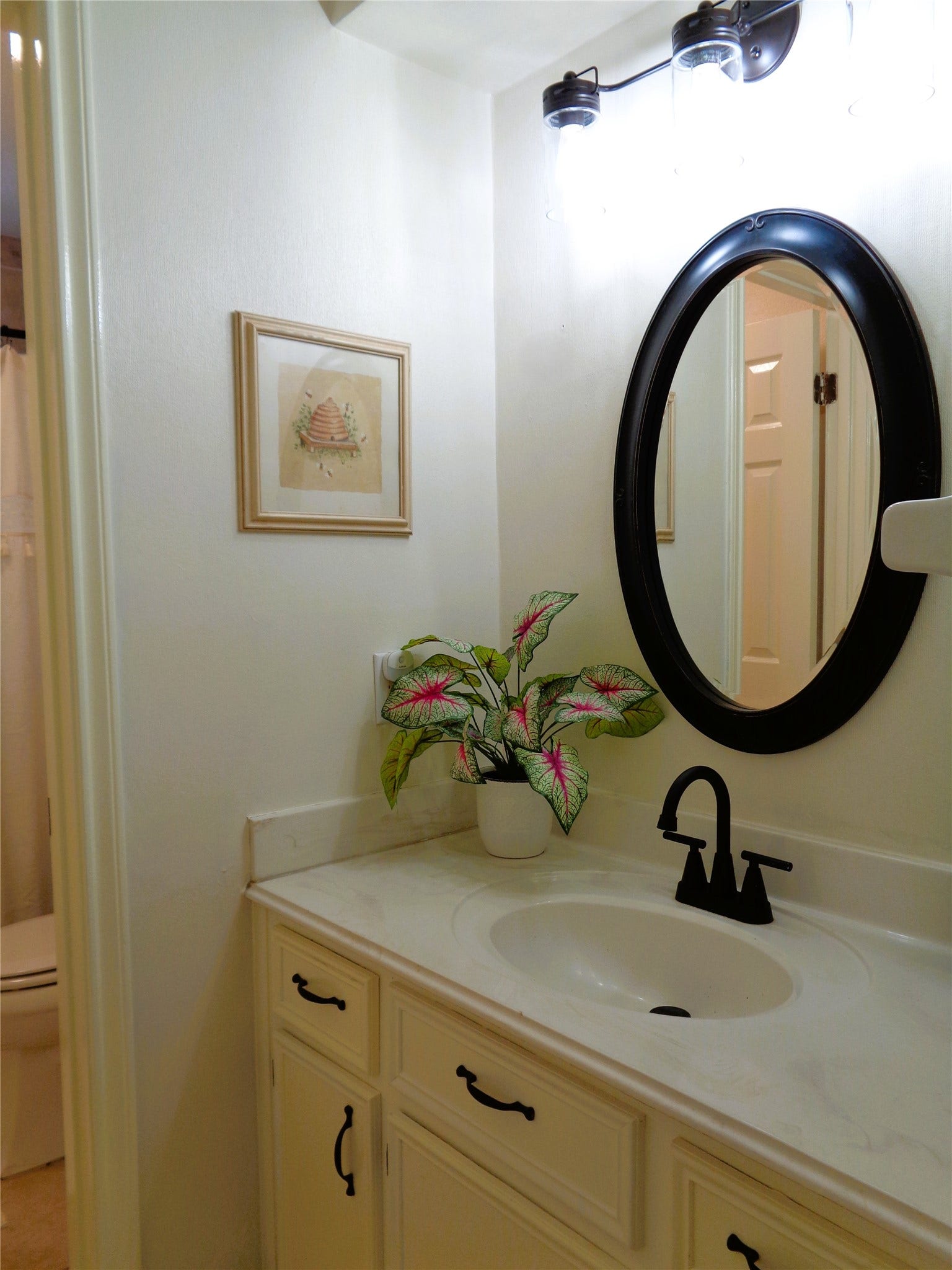 2502 20th Street N, Texas City, TX 77590 Hall bath