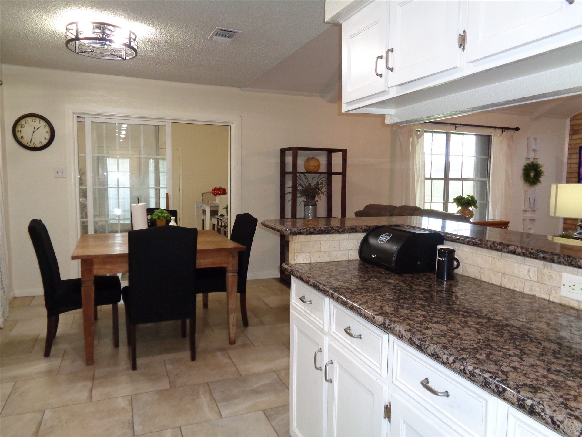 2502 20th Street N, Texas City, TX 77590 Breakfast area is open to the kitchen, family room and bonus room