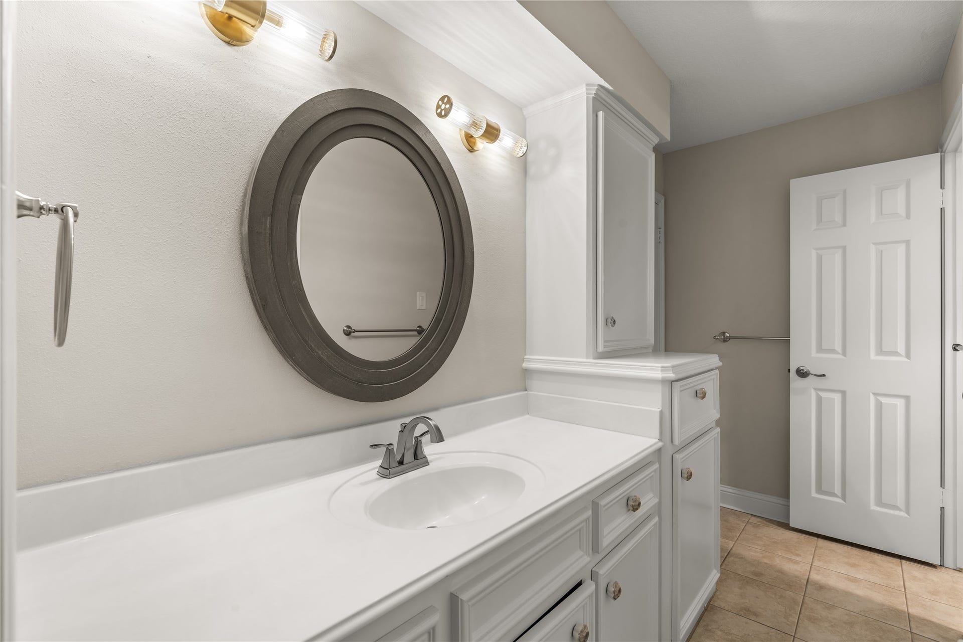 4719 Breezy Point Drive, Houston, TX 77345 Thoughtfully designed for both style and function, this secondary bath offers an extended vanity, plentiful storage, and a well-appointed layout.