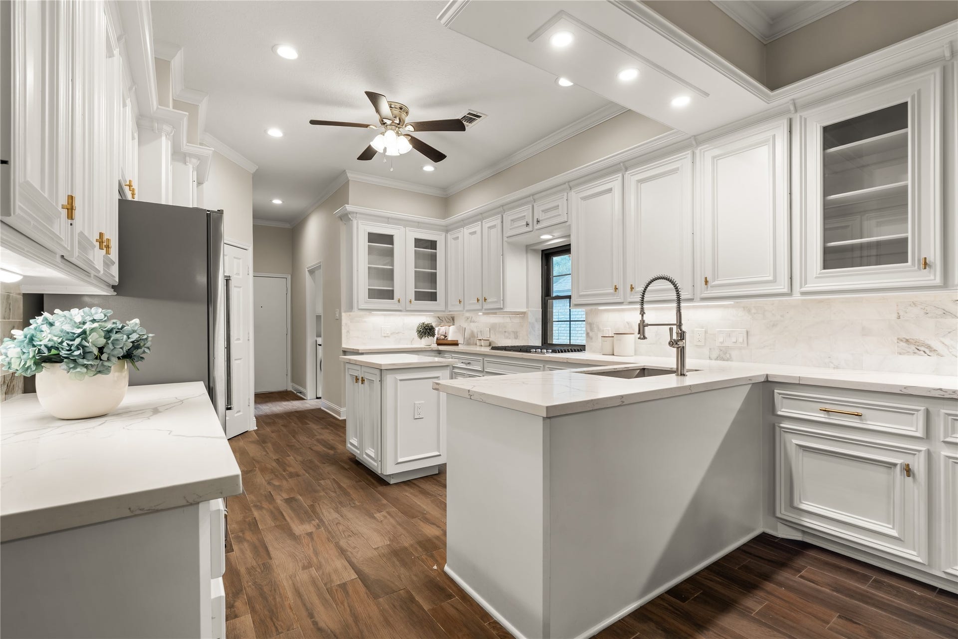 4719 Breezy Point Drive, Houston, TX 77345 A spacious center island topped with elegant quartz countertops anchors the kitchen, providing generous prep space and a natural gathering place for casual dining and entertaining.