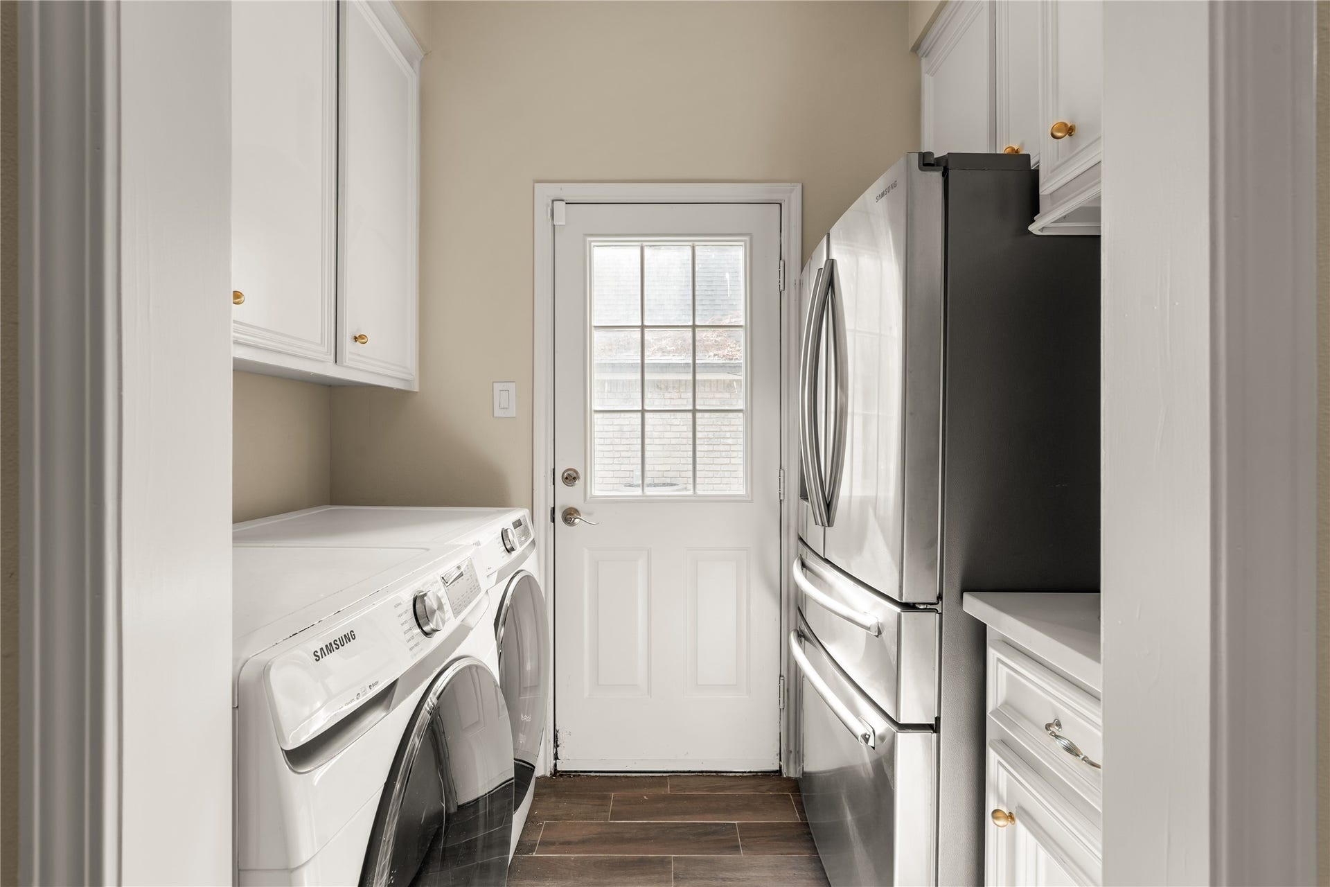 4719 Breezy Point Drive, Houston, TX 77345 A highly functional utility room provides excellent cabinetry and storage, space for full-size laundry appliances and an additional refrigerator, plus convenient exterior access.