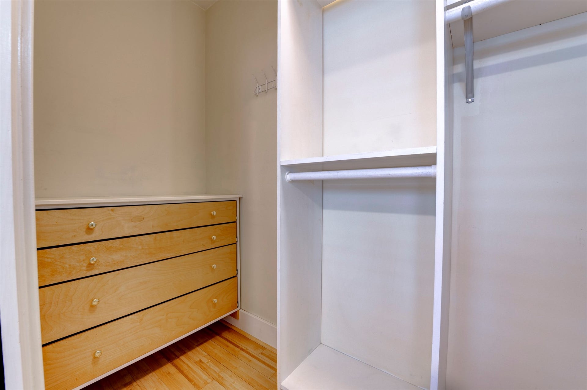 Built-in drawers in the closet