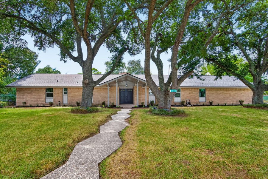 Property photo for 218 Bay Colony Circle, La Porte, TX
