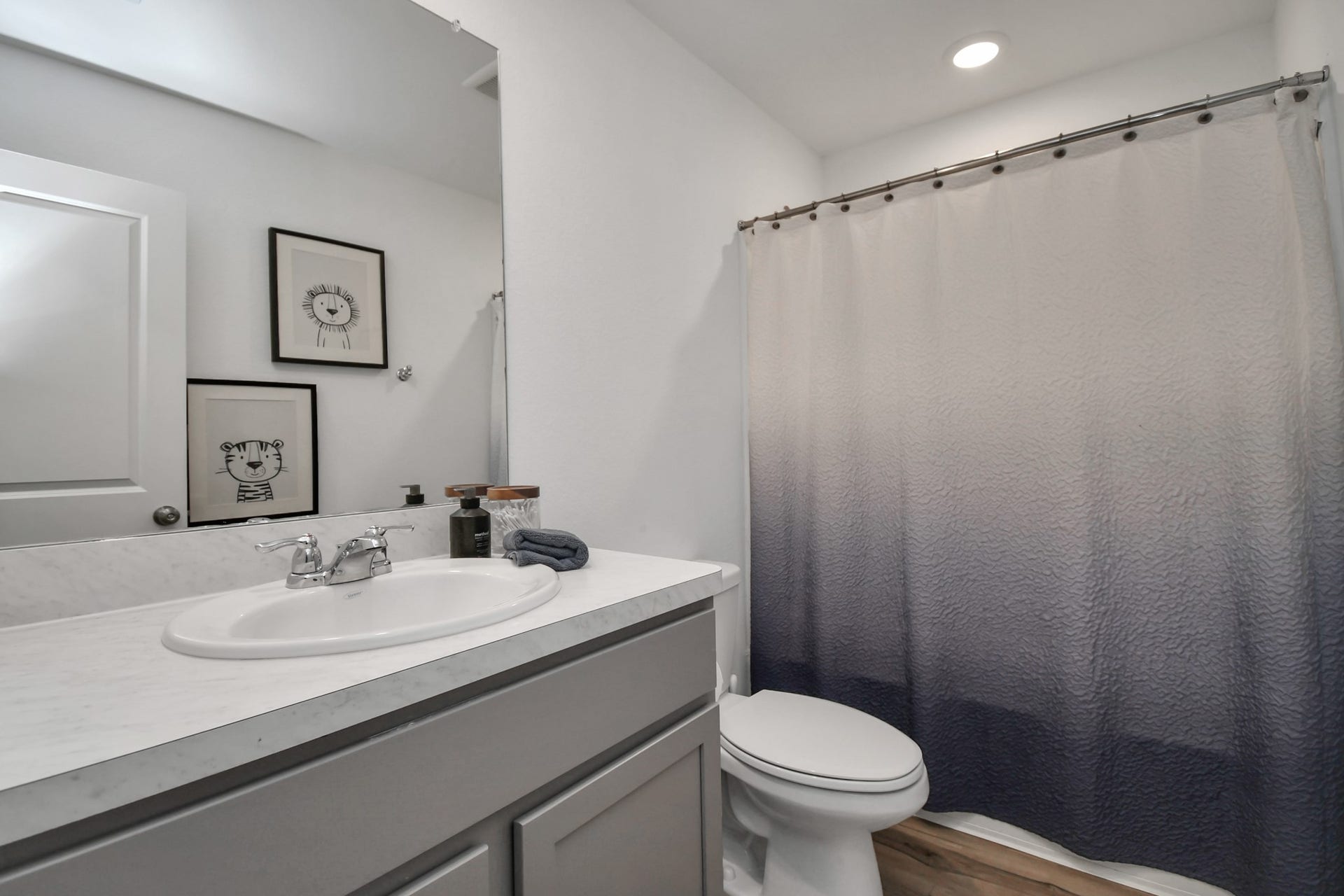 932 Gentle Moss Drive, Magnolia, TX 77354 Secondary bathroom between secondary bedrooms.