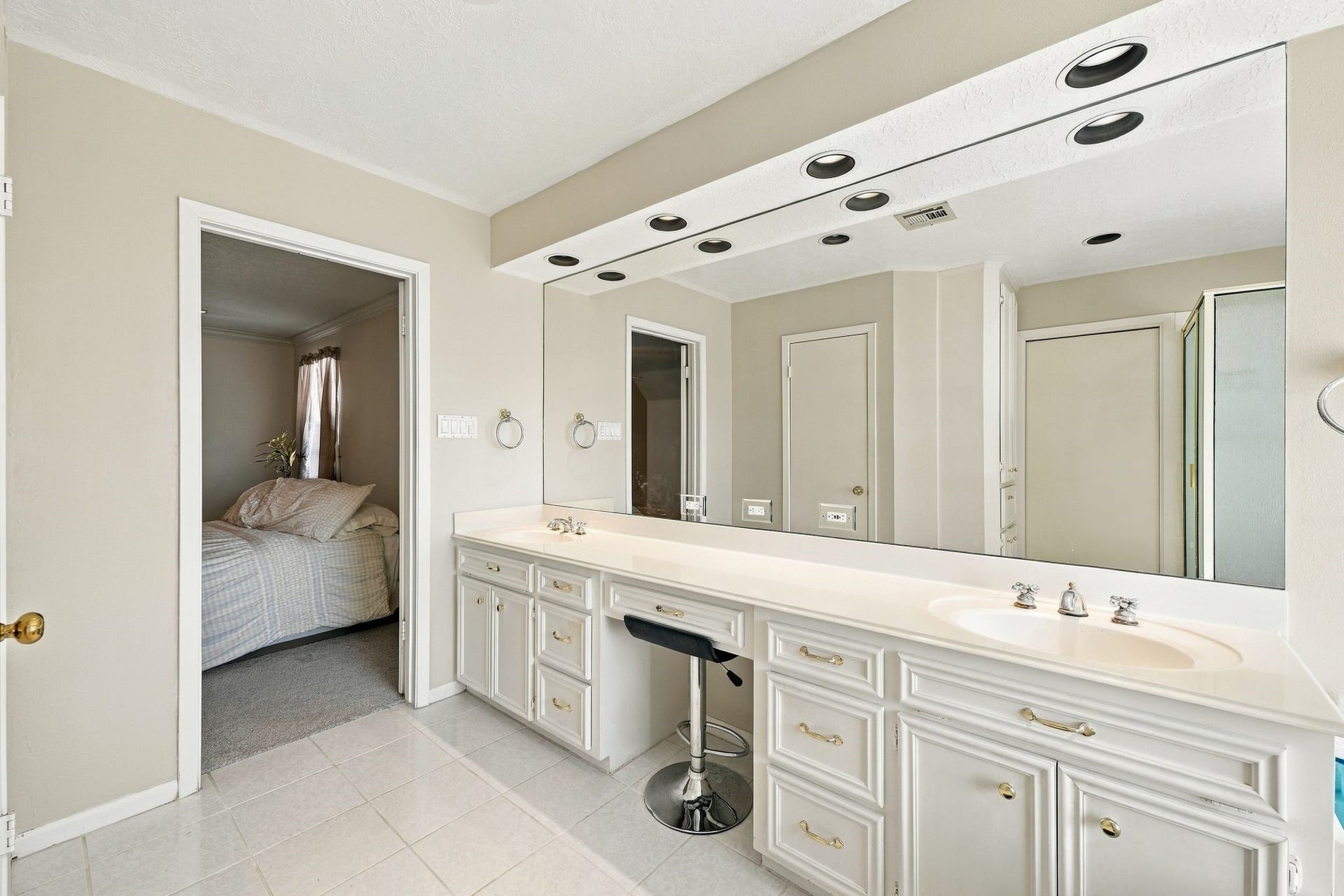 5125 Nina Lee Lane, Houston, TX 77092 Expansive bathroom with dual sinks, a luxurious soaking tub, and a separate glass-enclosed shower, bathed in natural light from large frosted windows.