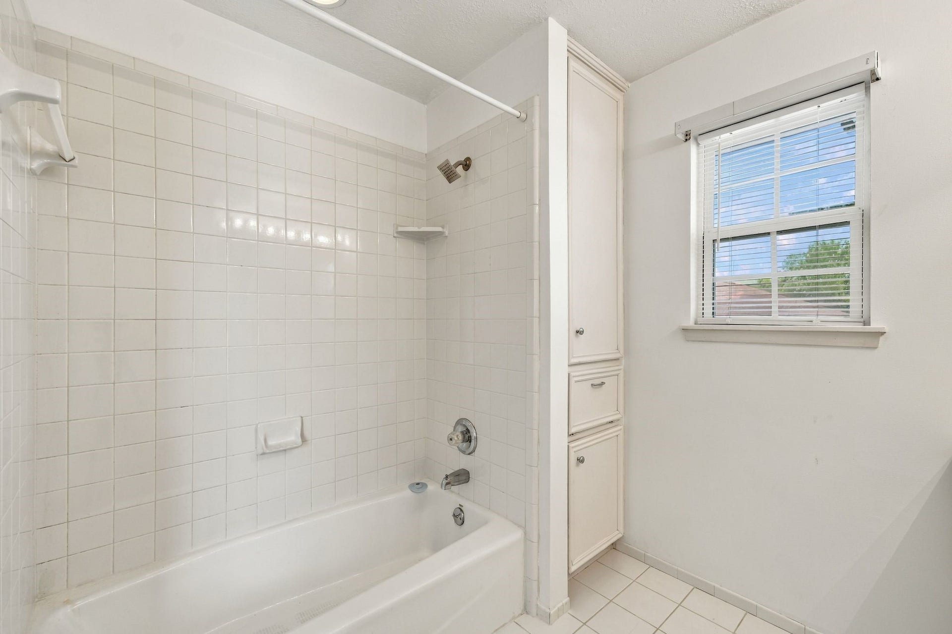 5125 Nina Lee Lane, Houston, TX 77092 Experience a spacious bedroom with plush carpeting, abundant natural light, a ceiling fan for comfort, and the convenience of an en-suite bathroom.
