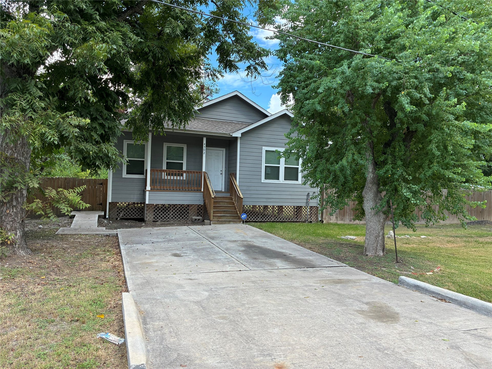 Extra Long Driveway! Room for several guests