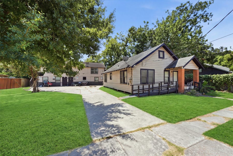 Property photo for 605 E Hunnicutt Street, Baytown, TX