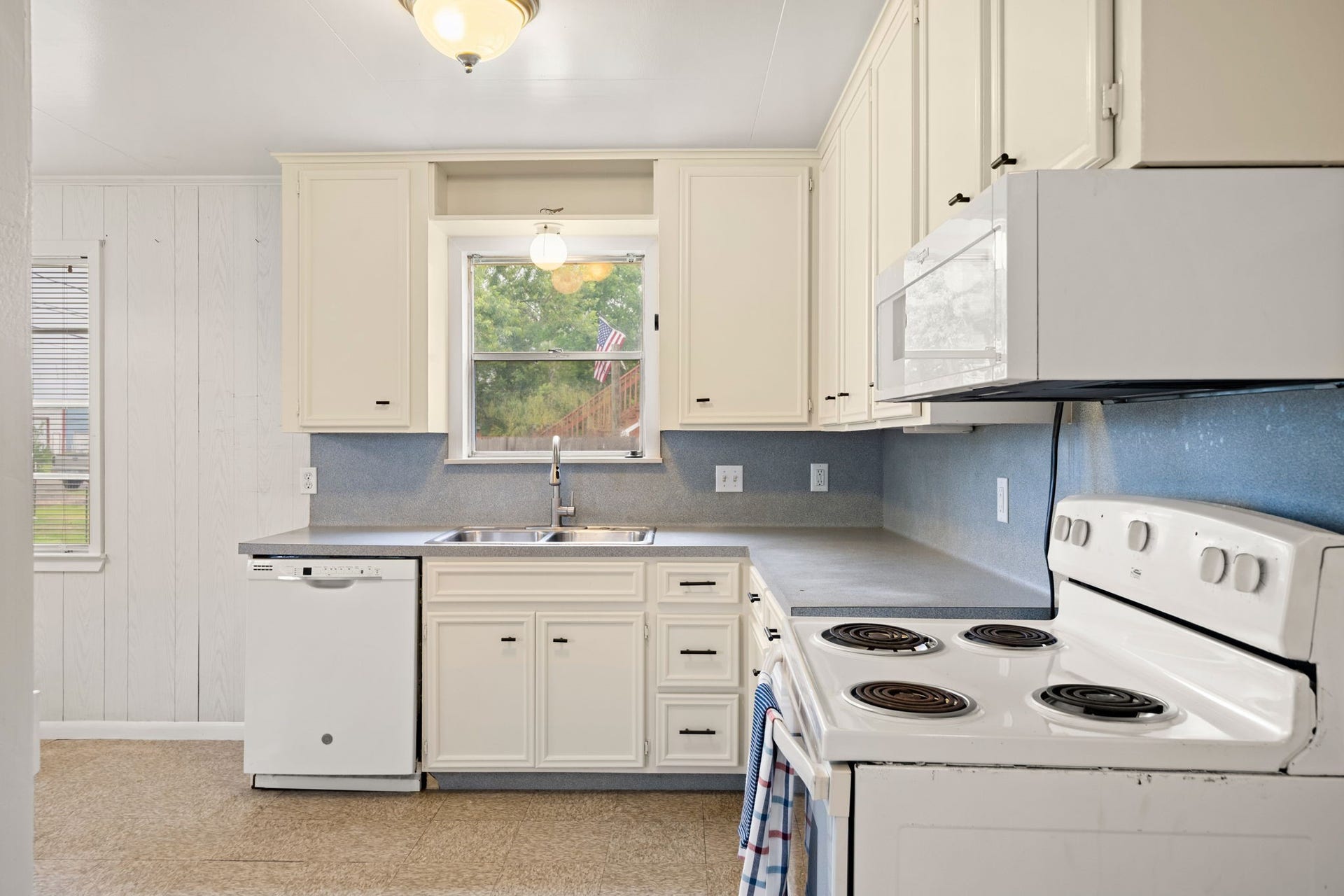 221 11th Street, San Leon, TX 77539 221 11th Street, San Leon, TX 77539