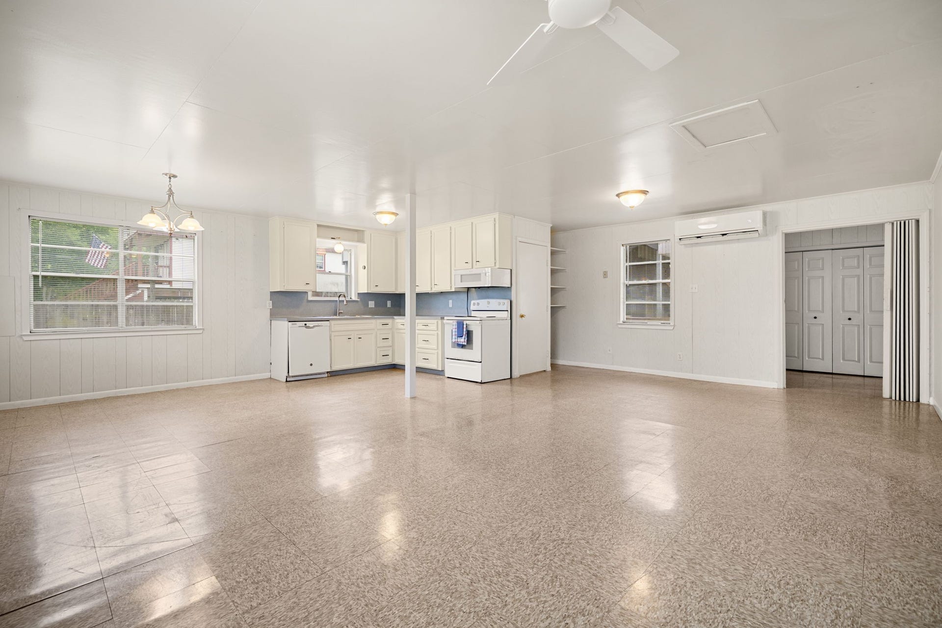 221 11th Street, San Leon, TX 77539 221 11th Street, San Leon, TX 77539