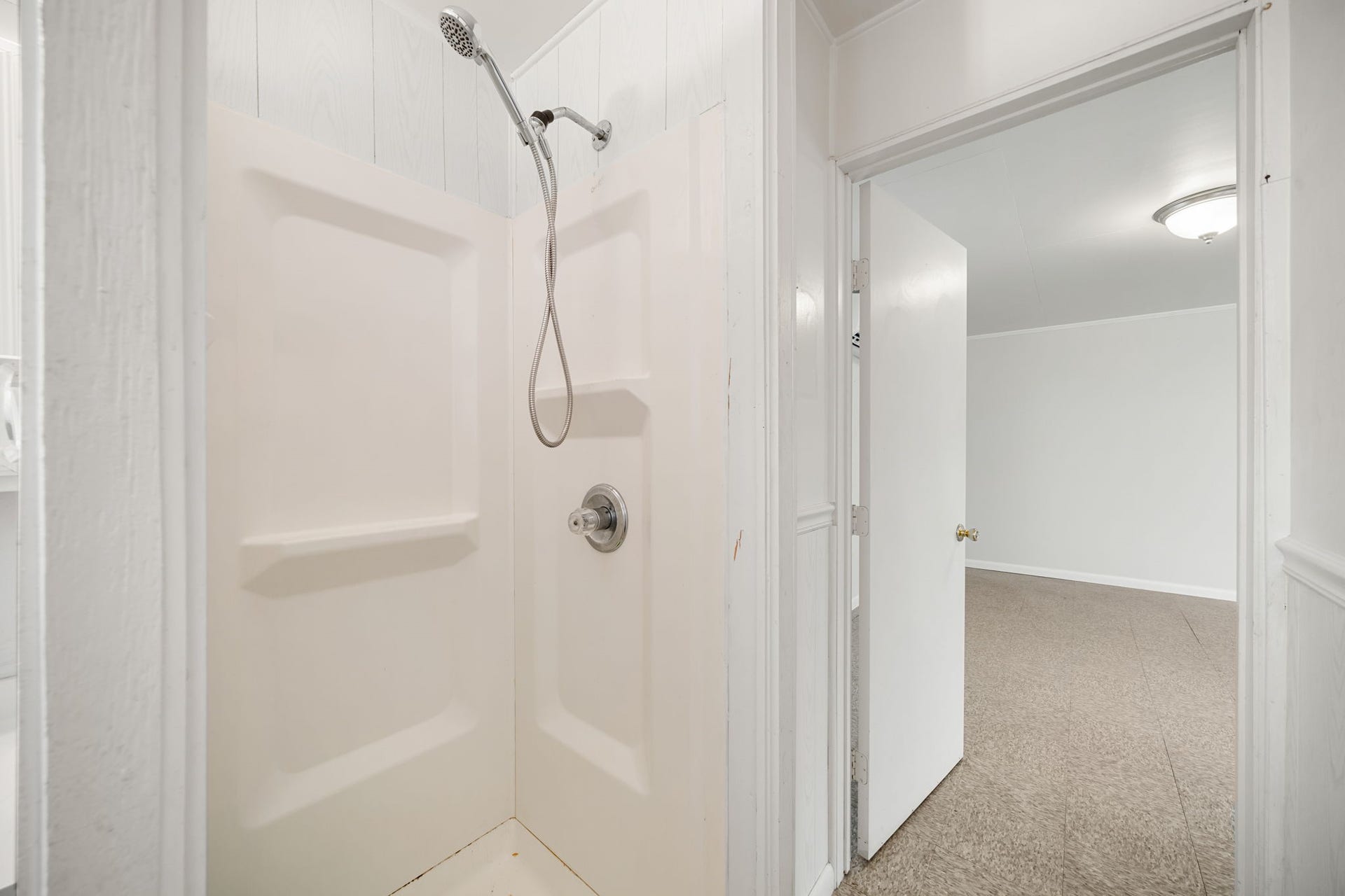221 11th Street, San Leon, TX 77539 Bathroom 2
