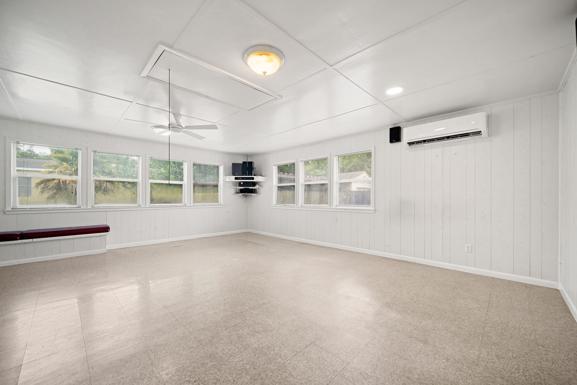 221 11th Street, San Leon, TX 77539 221 11th Street, San Leon, TX 77539