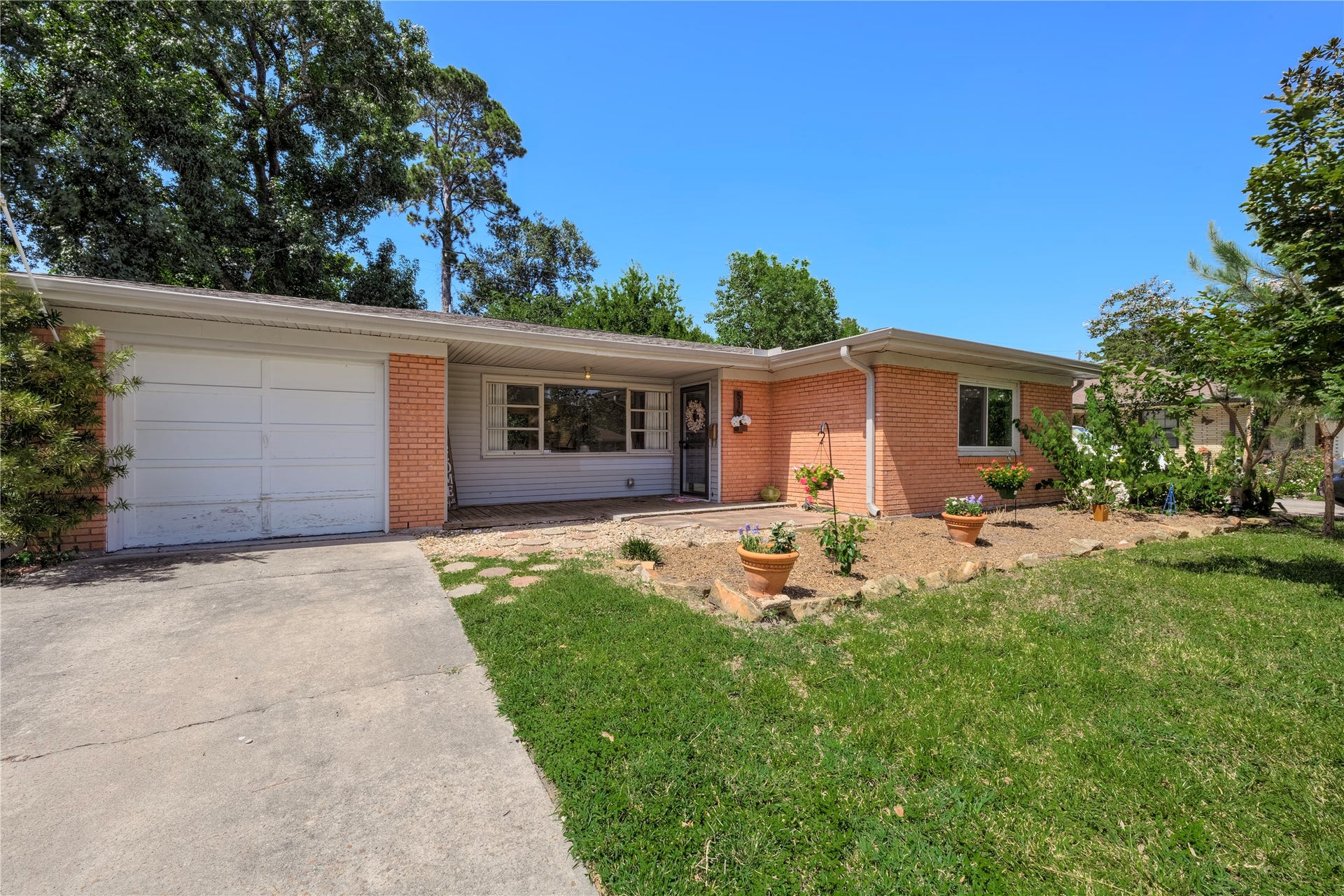 515 Azaleadell Drive, Houston, TX 77018 Welcome to 515 Azaleadell Drive located in Garden Oaks Plaza.