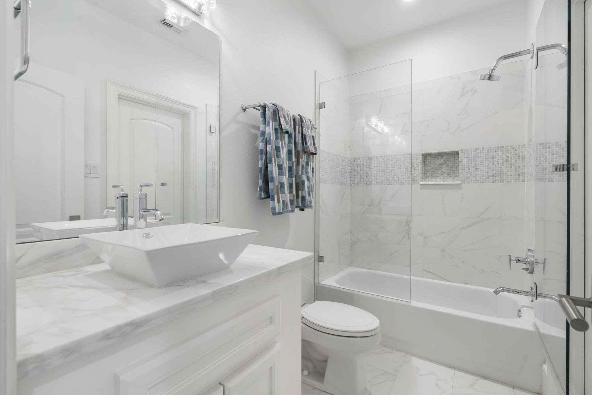 39 N Palmiera Circle, The Woodlands, TX 77382 Bedroom 2 updated bath.