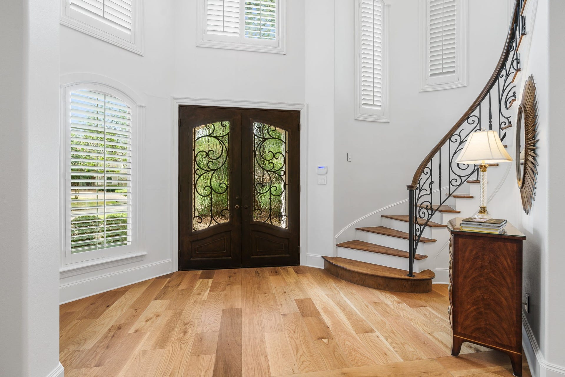 39 N Palmiera Circle, The Woodlands, TX 77382 Gorgeous - plenty of natural light and neutral paint compliments new flooring throughout.