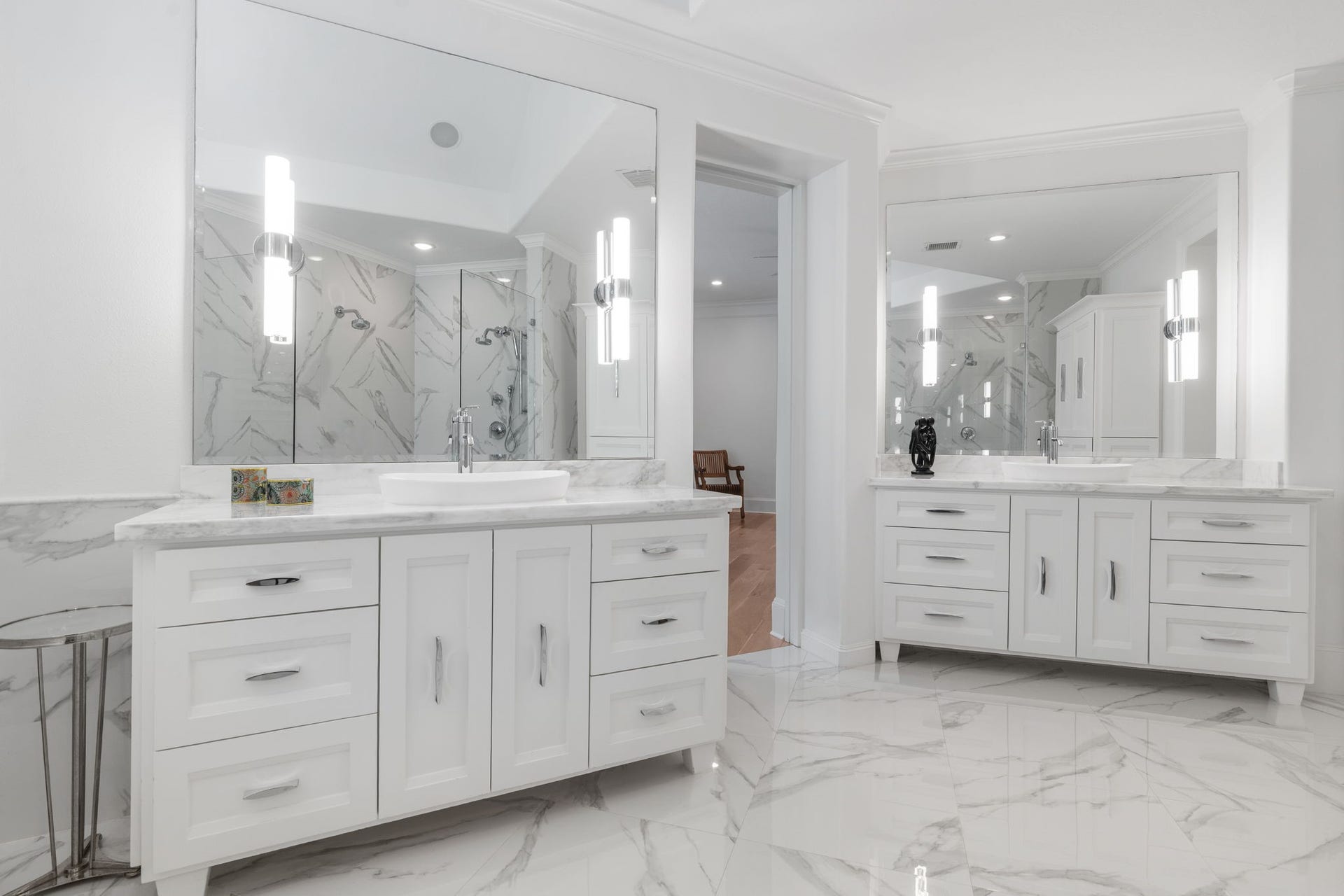 39 N Palmiera Circle, The Woodlands, TX 77382 Primary bath has been completely updated! Taken down to the studs, adding a pocket door entry, modern vanities, mirrors, sinks, fixtures, updated lighting and dimmer switches.