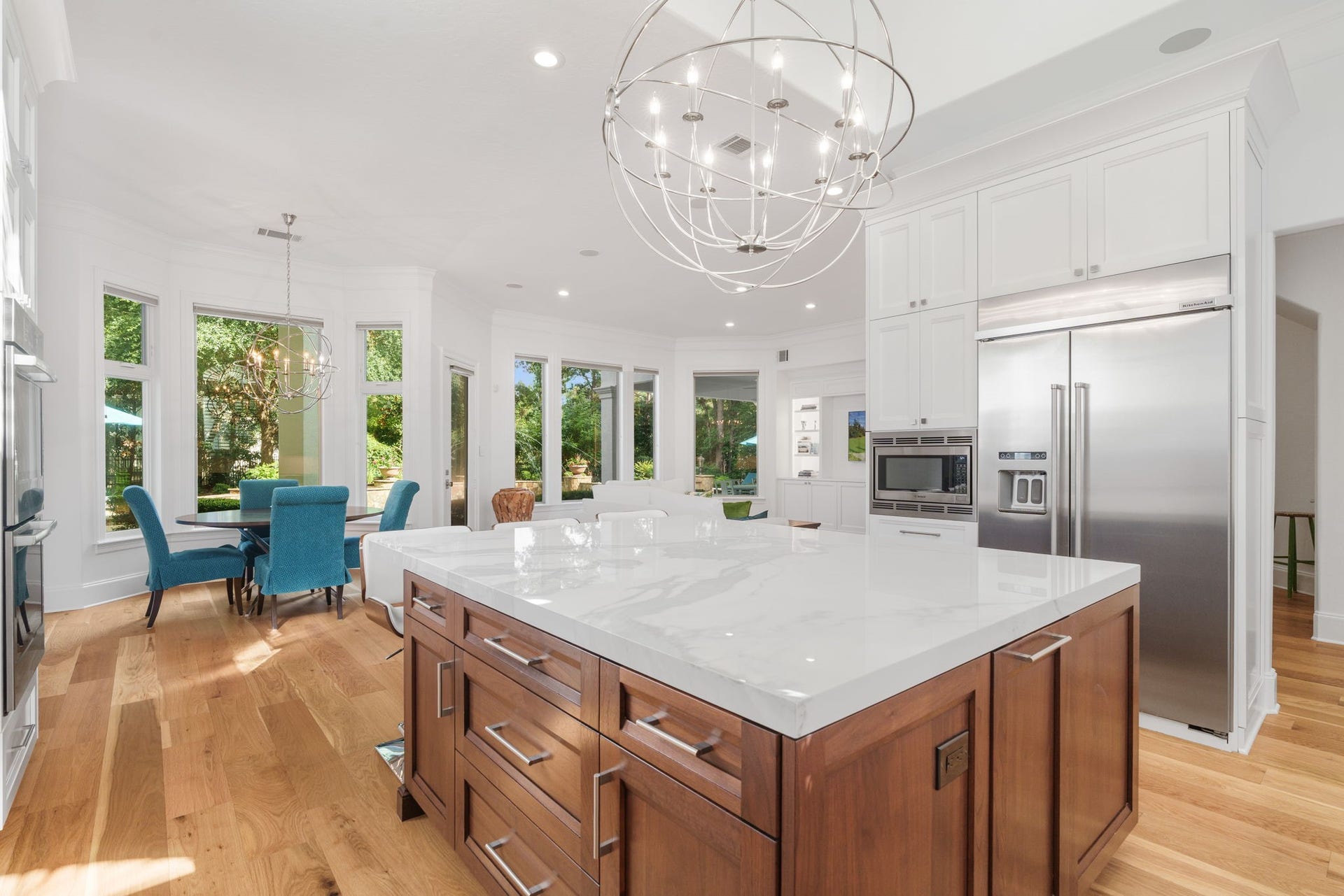 39 N Palmiera Circle, The Woodlands, TX 77382 The kitchen seamlessly flows into the breakfast and family room where generous windows and views of the lush landscape and pool are the perfect backdrop.