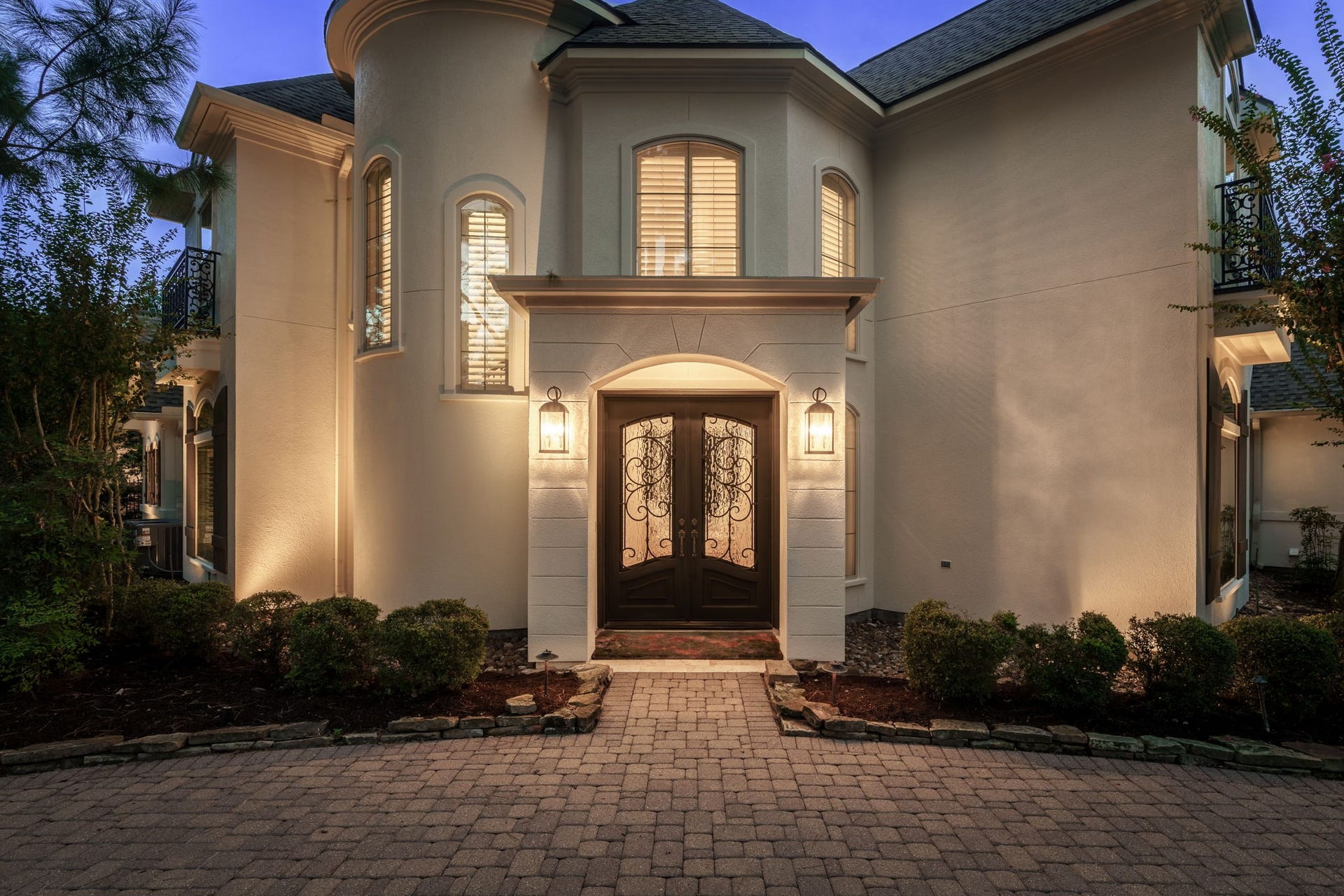 39 N Palmiera Circle, The Woodlands, TX 77382 Warm and welcoming, a cobble stone drive accents this refined entrance with freshly painted doors and gas lanterns.