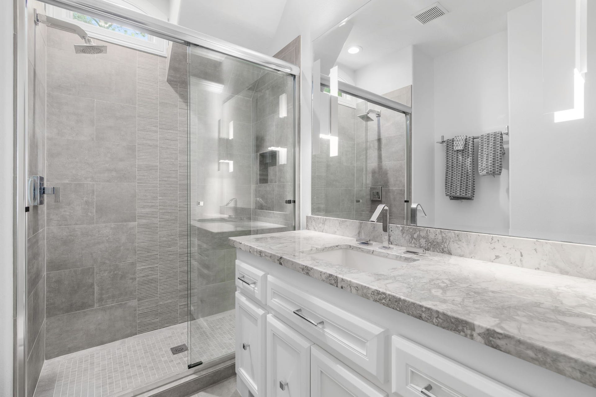 39 N Palmiera Circle, The Woodlands, TX 77382 Bedroom 1 ensuite bath - all bathrooms have been updated and offer all the expected comforts.