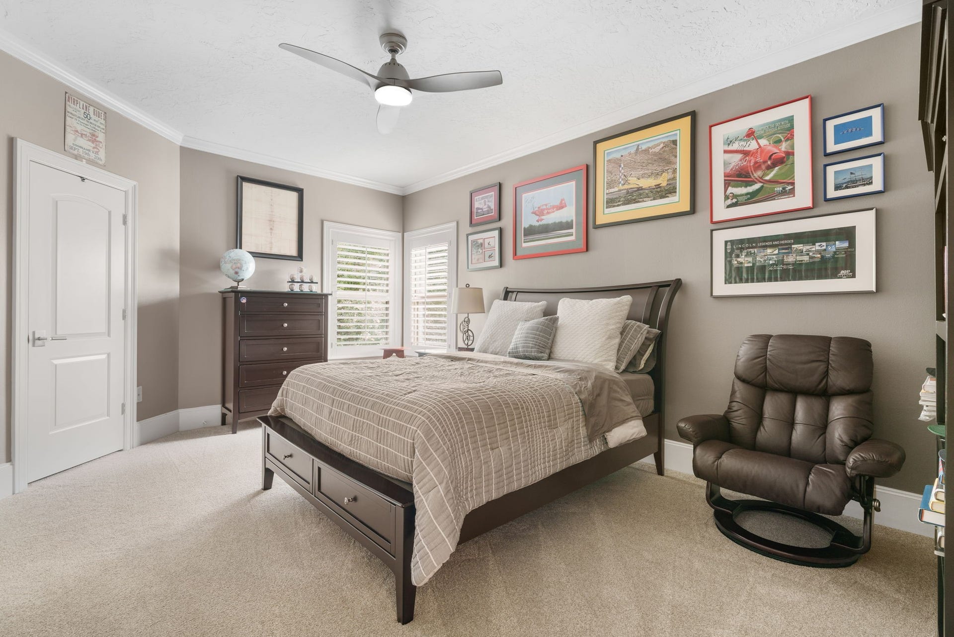 39 N Palmiera Circle, The Woodlands, TX 77382 Second floor: 1 of 3 bedrooms, all generous in size boasting neutral carpet, walls and spacious closets.
