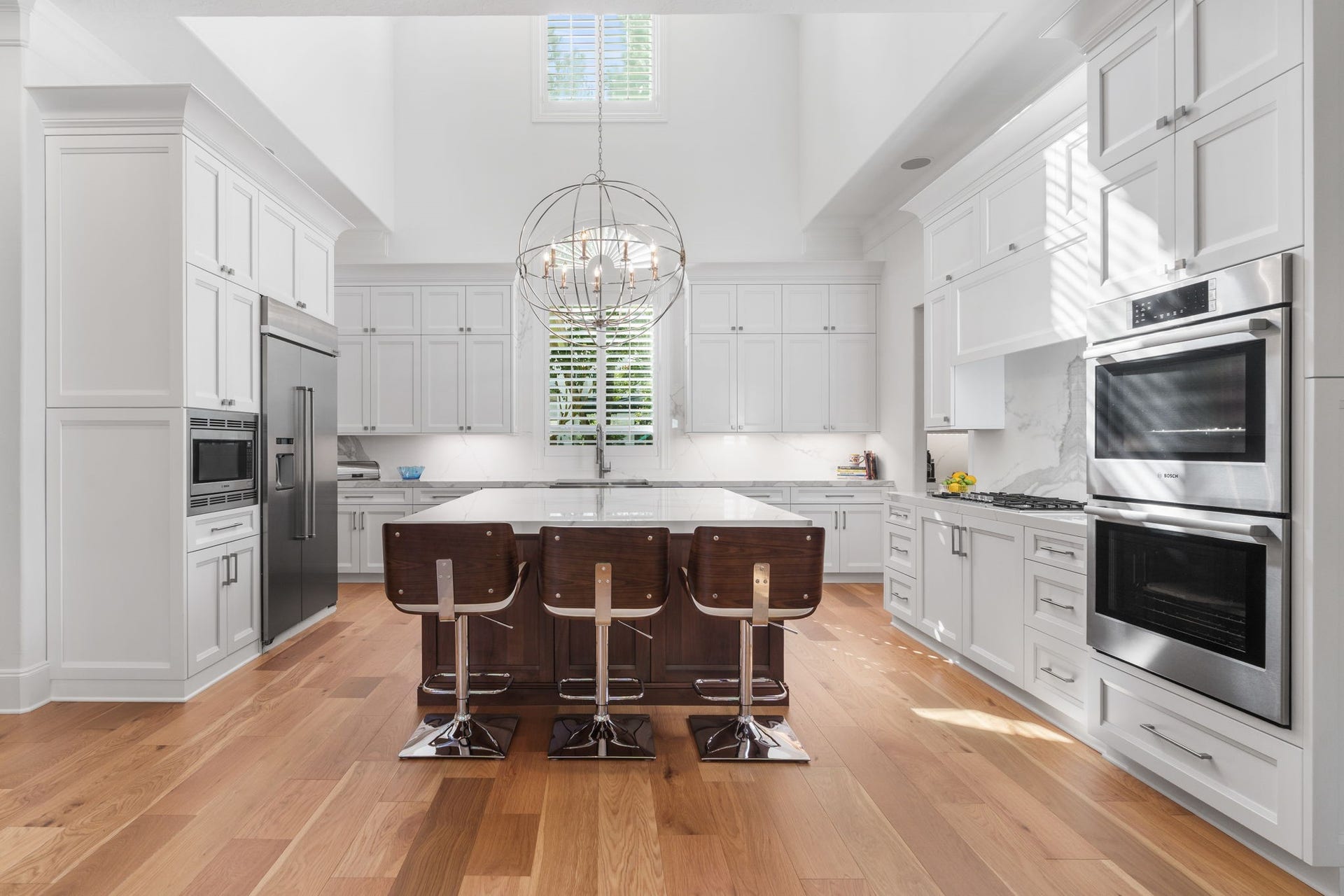 39 N Palmiera Circle, The Woodlands, TX 77382 Beautifully modernized Kitchen where custom lighting and contrasting island constructed in solid Walnut create counter balance and movement throughout the space.
