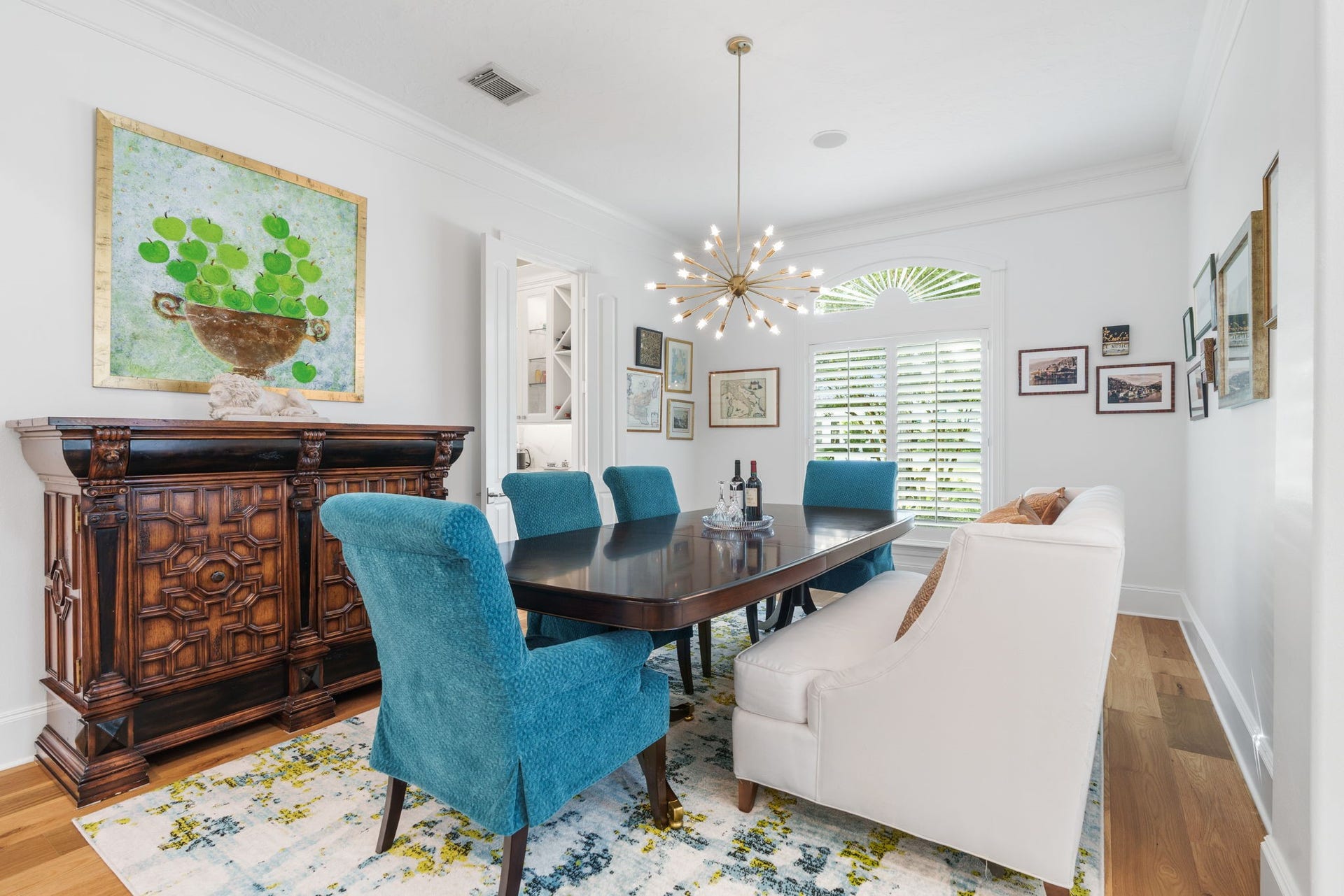 39 N Palmiera Circle, The Woodlands, TX 77382 An elegant formal dining room features a dramatic chandelier & plantation shutters.