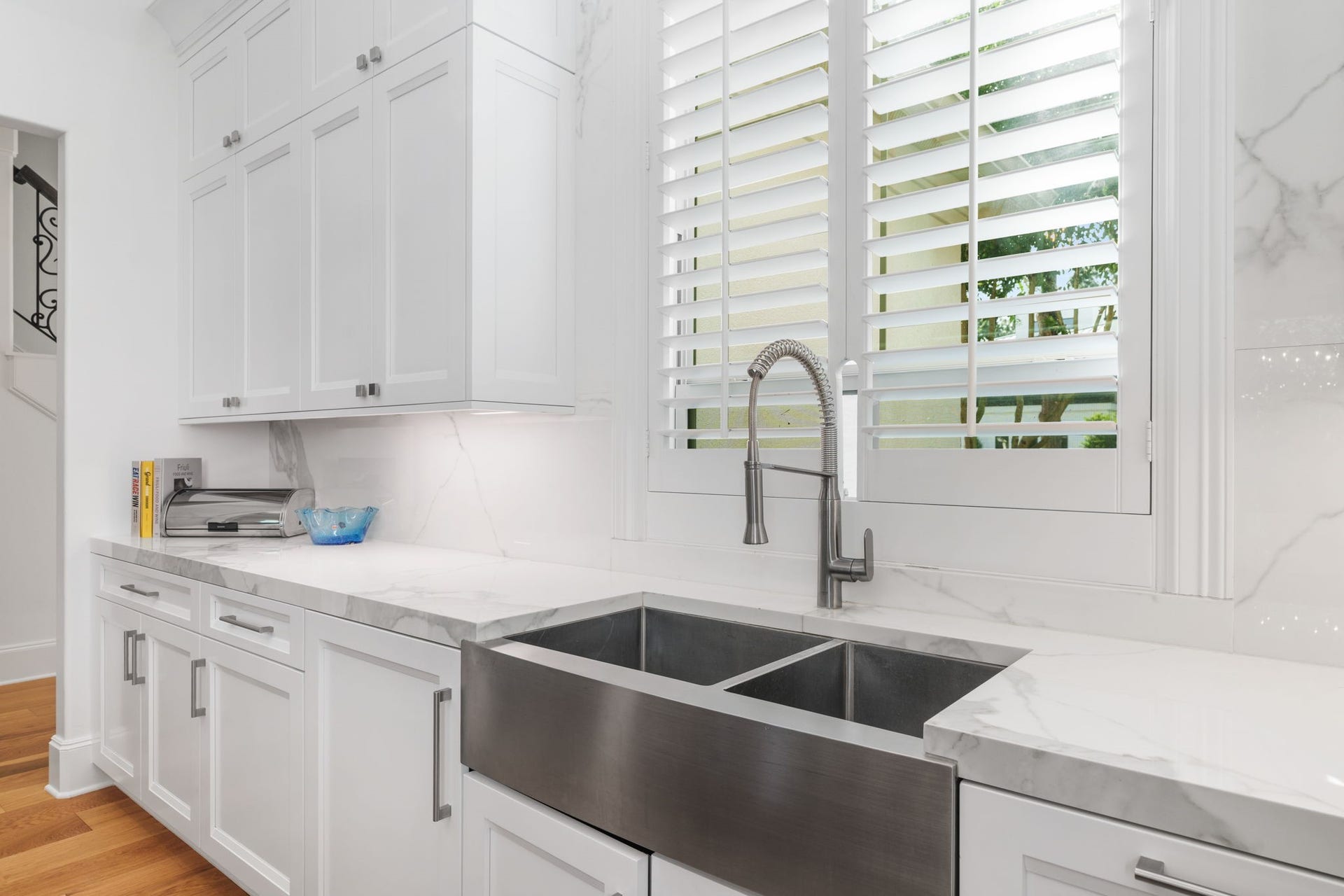 39 N Palmiera Circle, The Woodlands, TX 77382 An oversized stainless steel sink, undercabinet lighting, built-in spice drawer, slatted cabinets for storing baking sheets, cutting boards and serving platters.