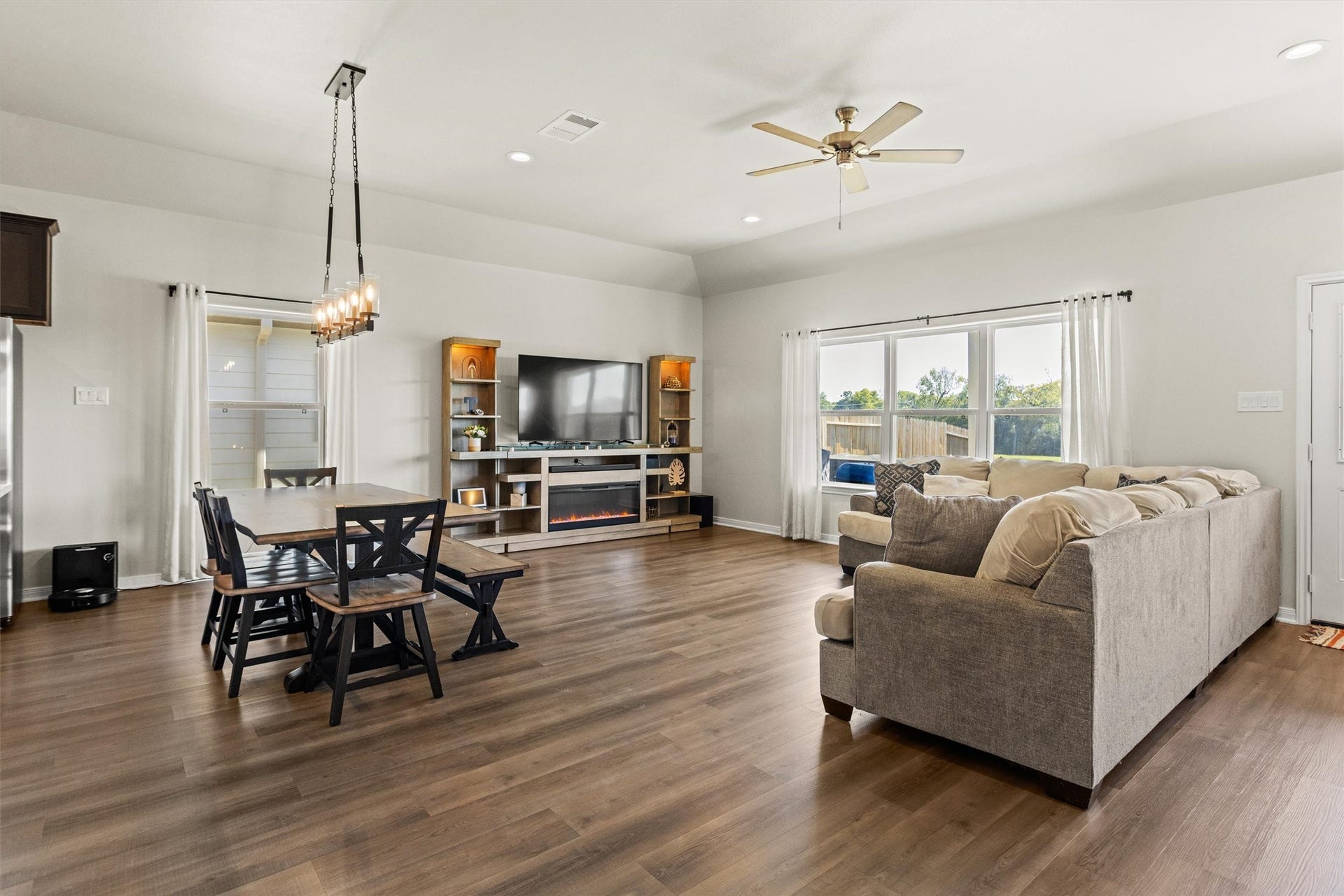 11731 Eclipse Drive, Willis, TX 77318 Living space.
