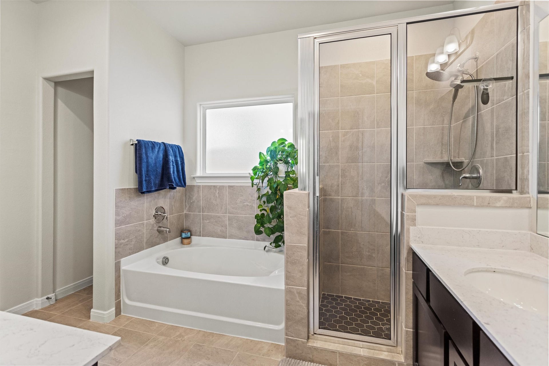 11731 Eclipse Drive, Willis, TX 77318 Upgraded shower tile.