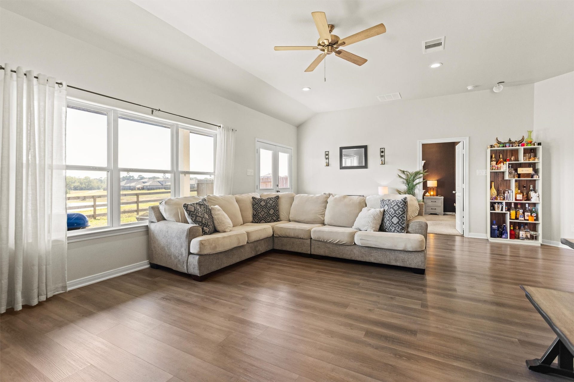 11731 Eclipse Drive, Willis, TX 77318 High ceilings throughout.
