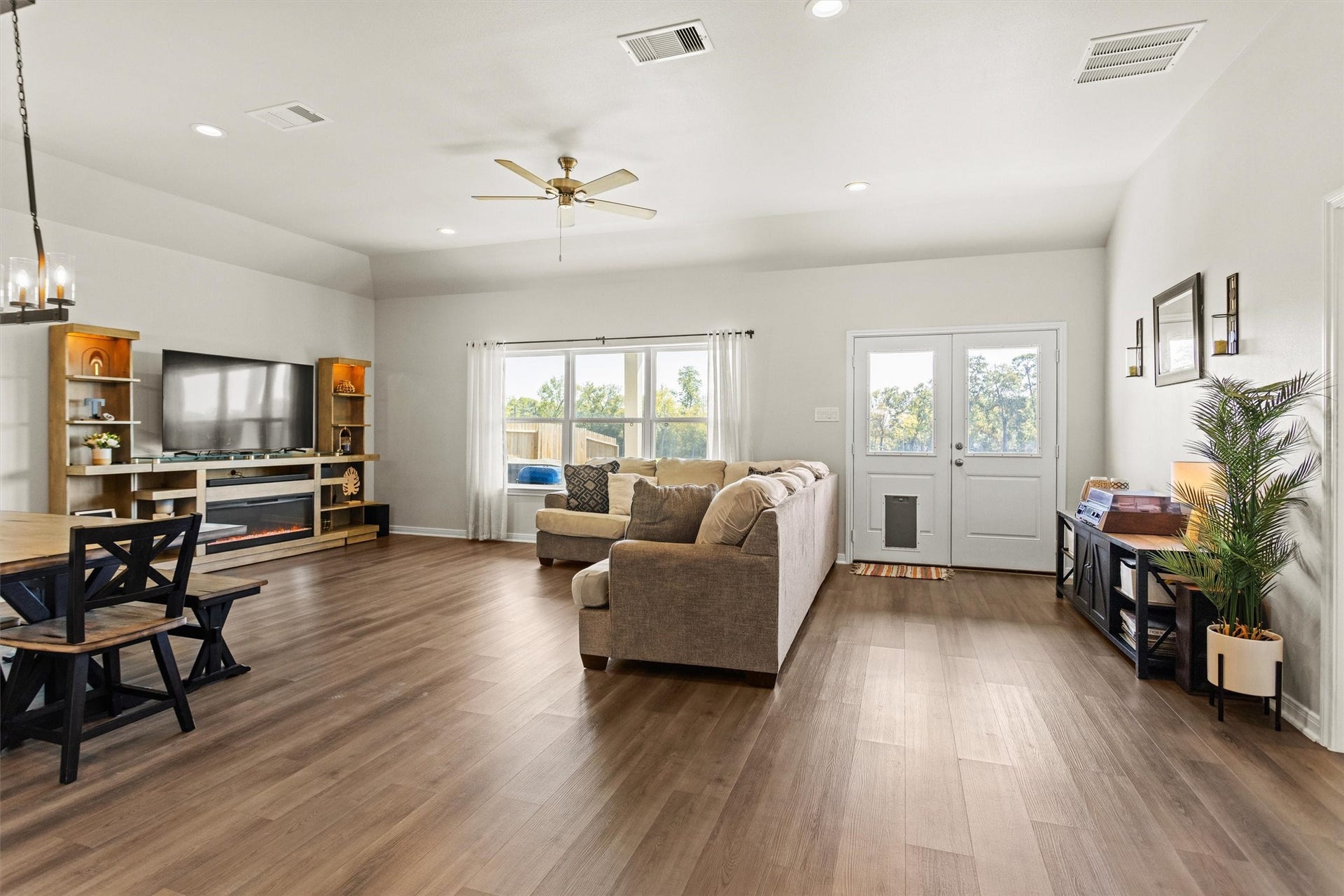 11731 Eclipse Drive, Willis, TX 77318 Living space.
